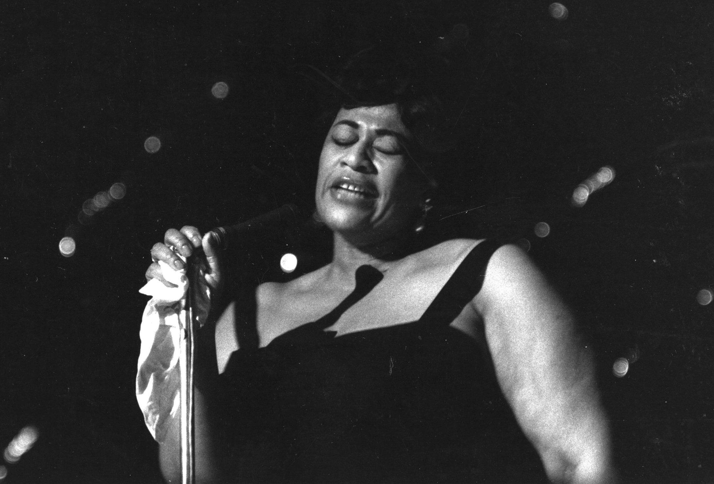 Ella singing at the Hammersmith Odeon in London in 1970