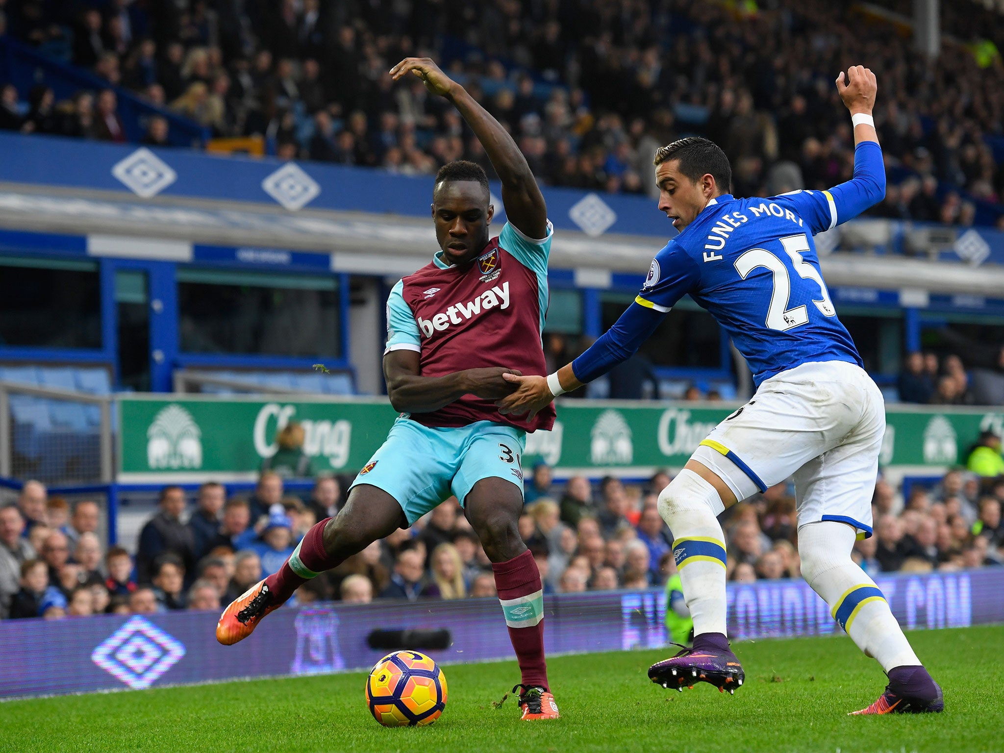 Everton and West Ham go head to head at the London Stadium