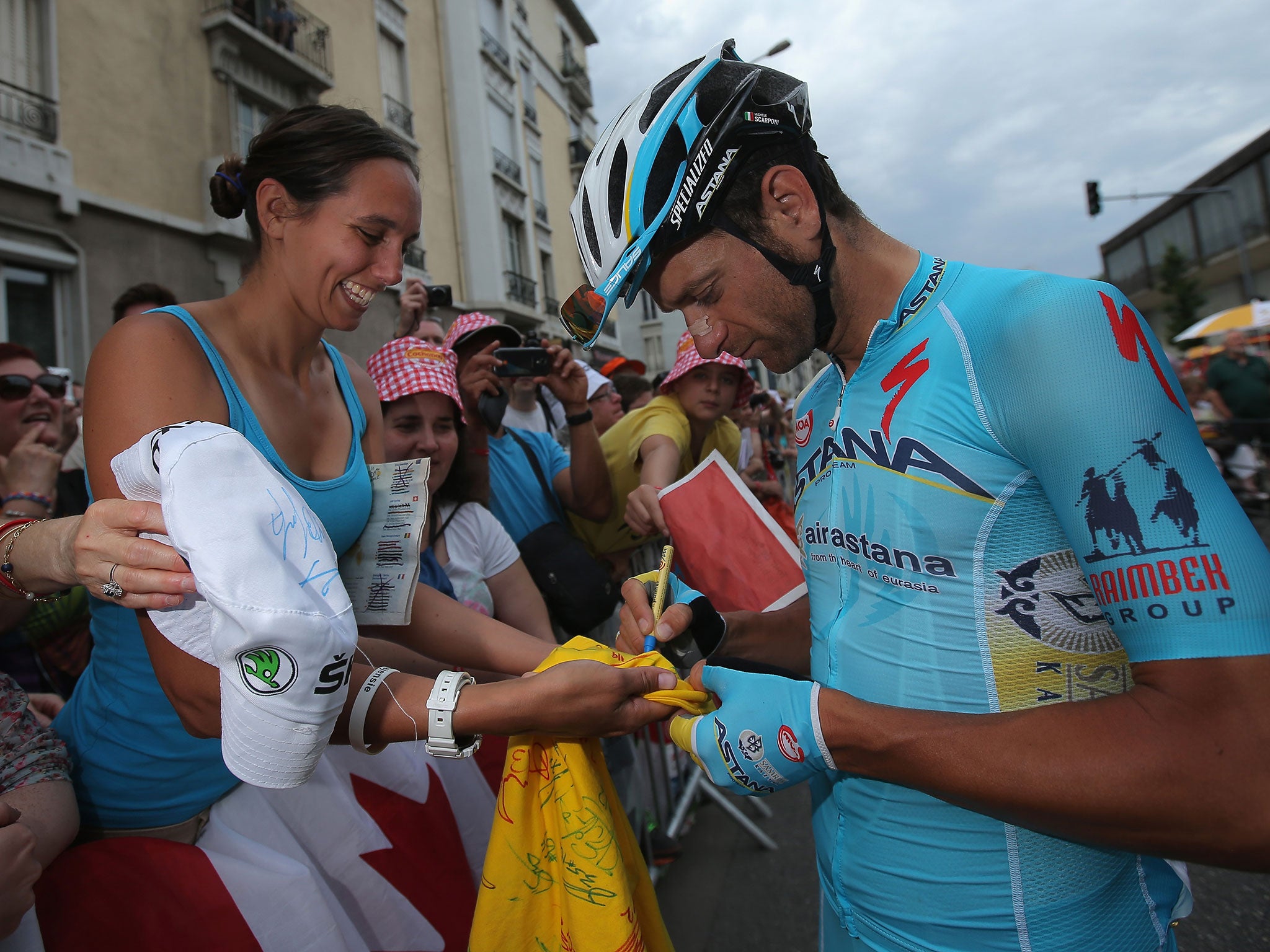 Scarponi signs a T-shirt for a fan