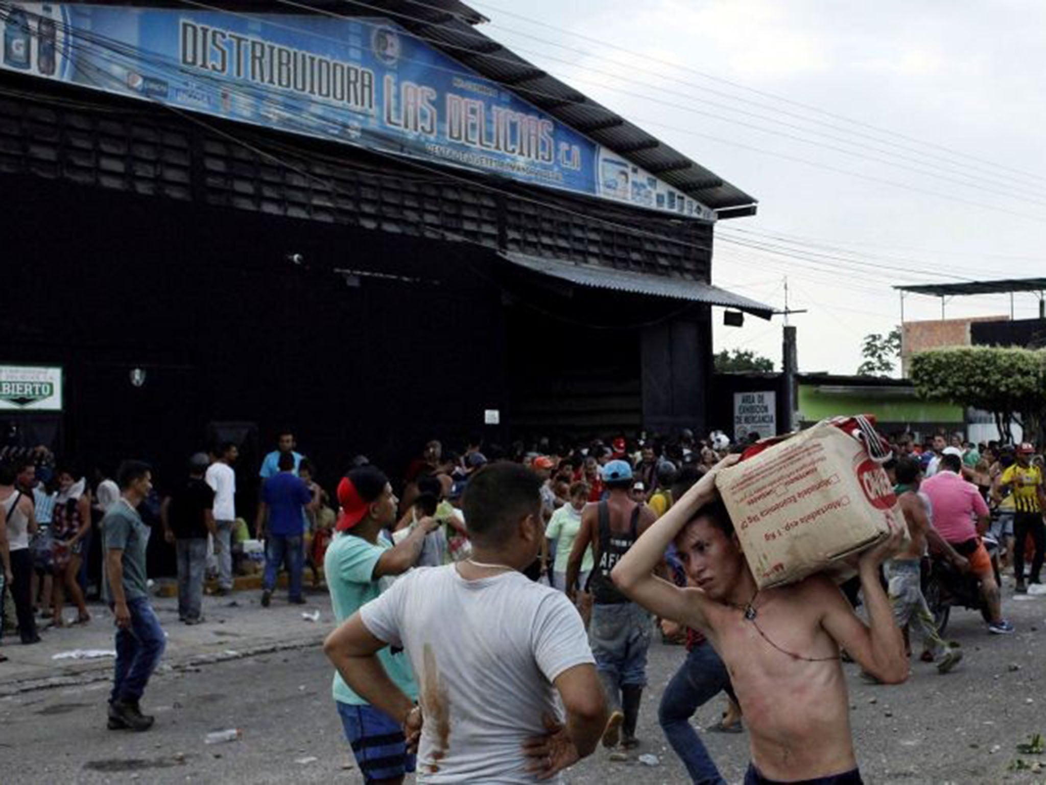 Looters stealing from a food wholesaler in La Fria