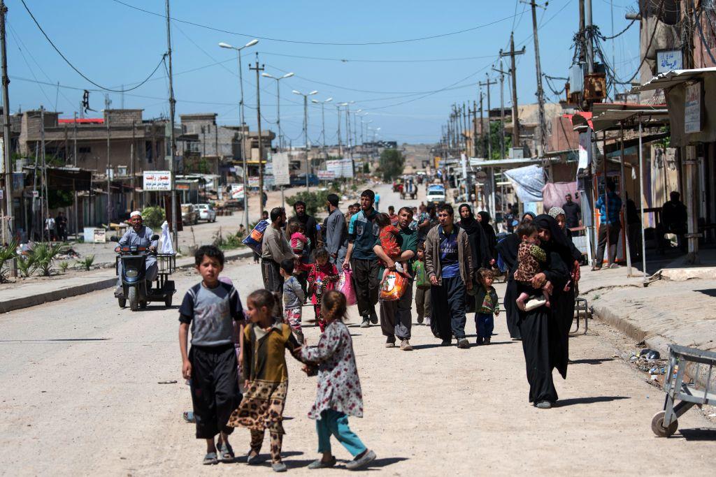 Families evacuate from front-line positions in the western part of Mosul on 24 April 2017, as Iraqi forces continue the offensive to retake the area from Isis