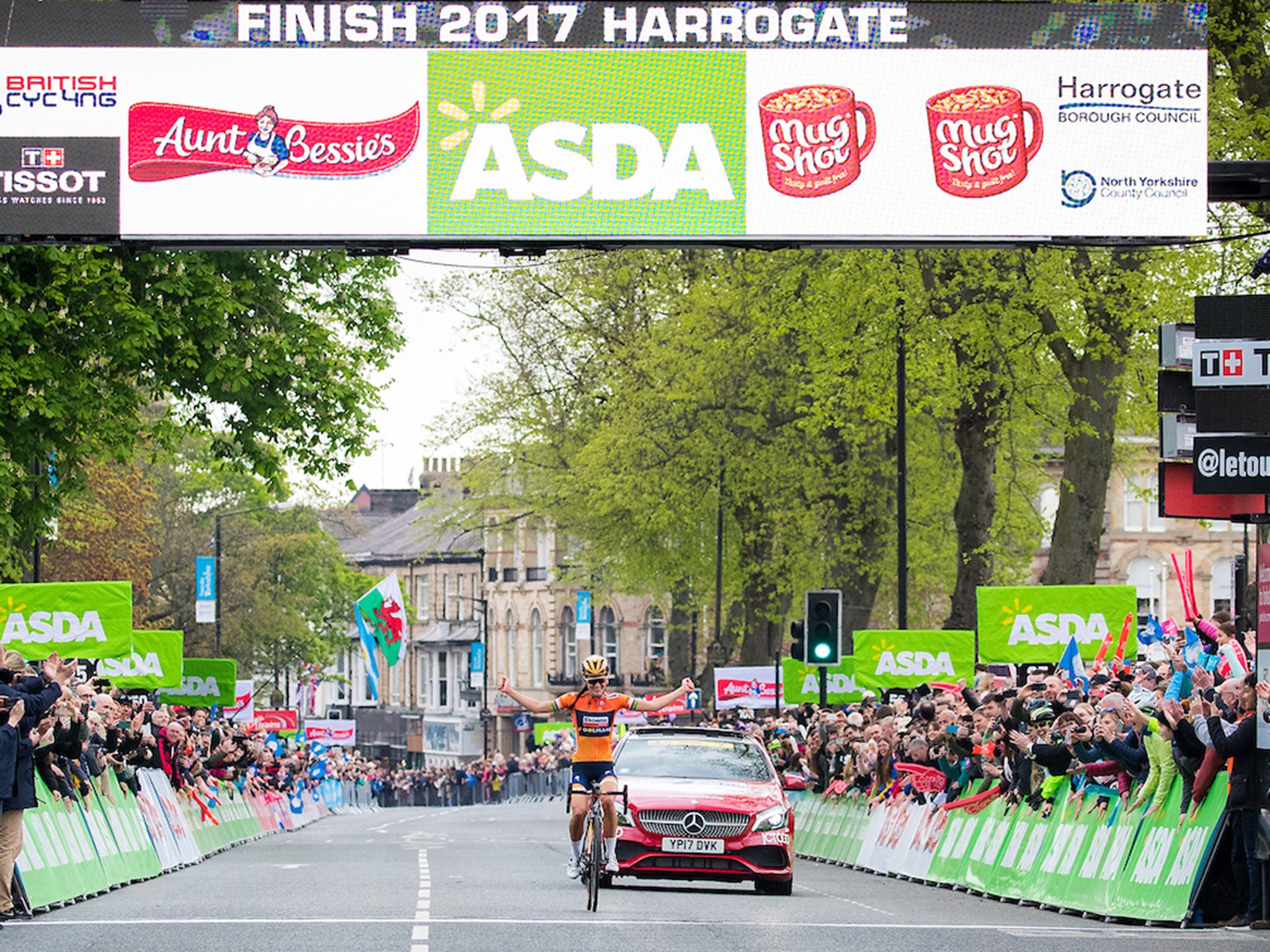 Lizzie Deignan crosses the line to win the Women's Tour de Yorkshire