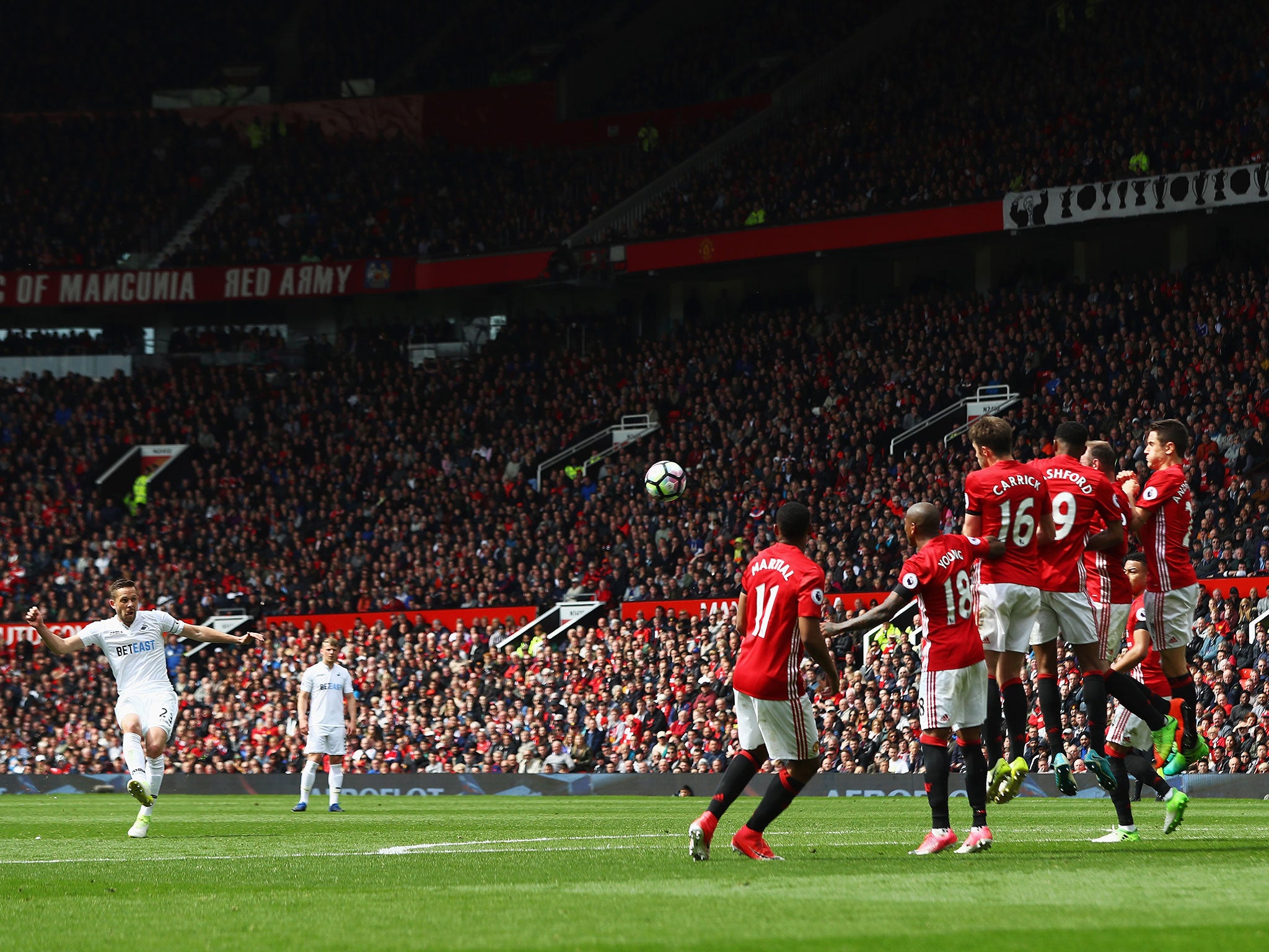 Sigurdsson's long-range free-kick drew the score level with 10 minutes to go