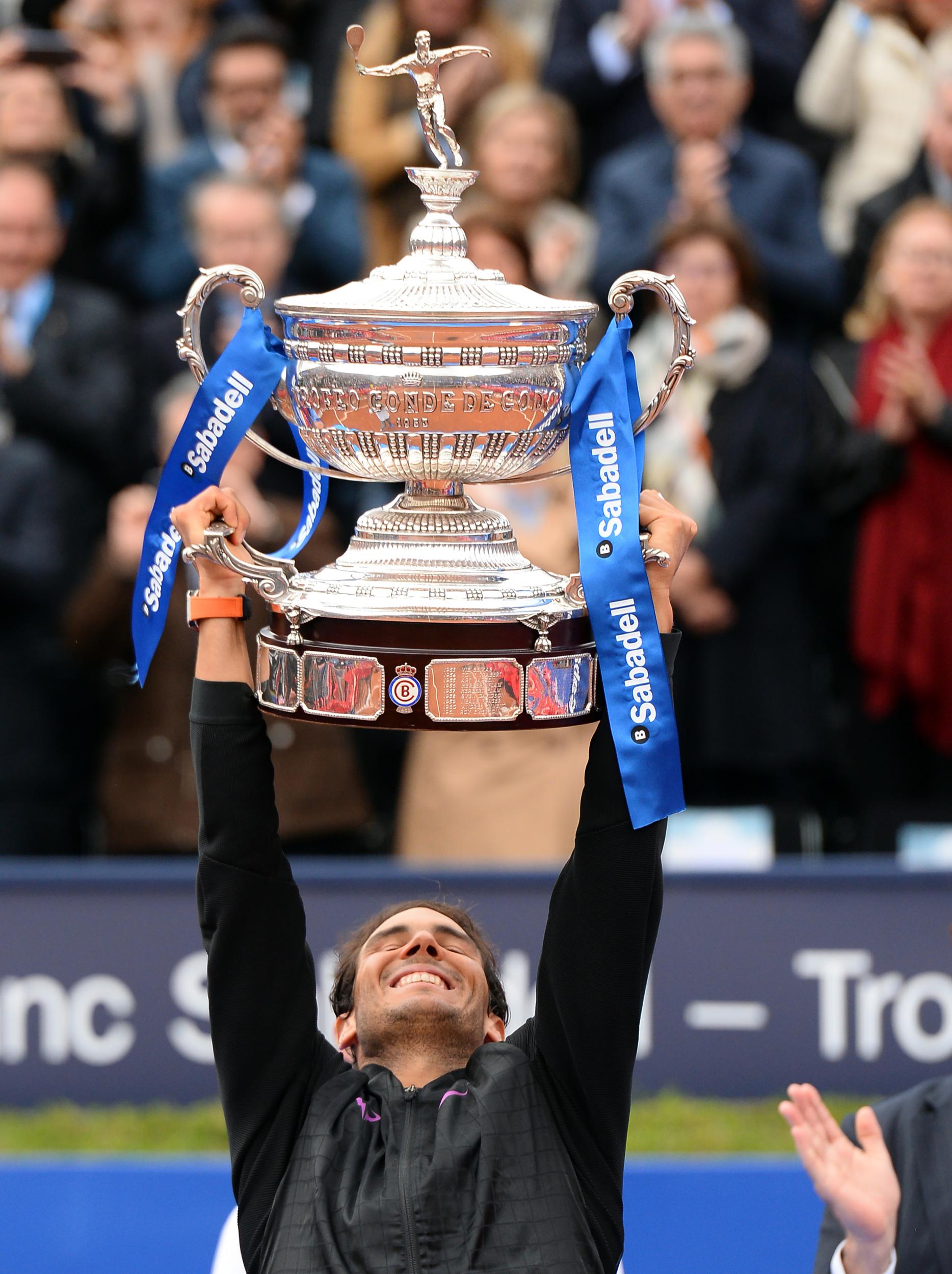 Nadal lifts the Barcelona Open trophy after his straight sets success
