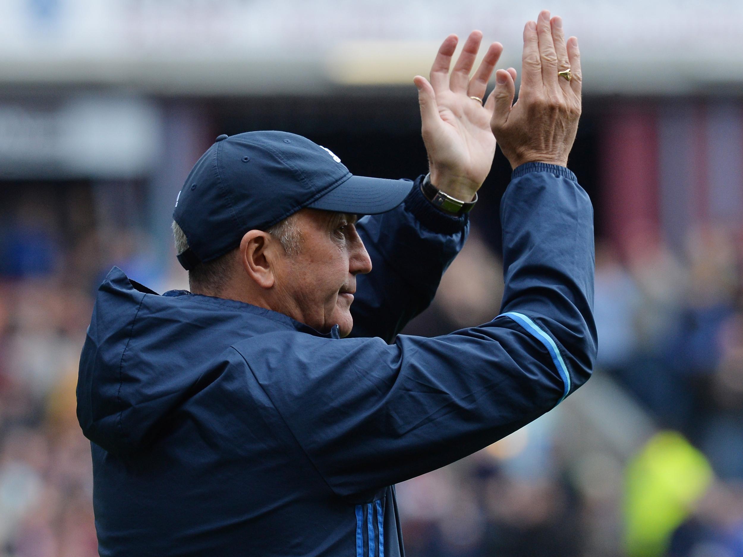 &#13;
Pulis applauds the travelling support (Getty )&#13;