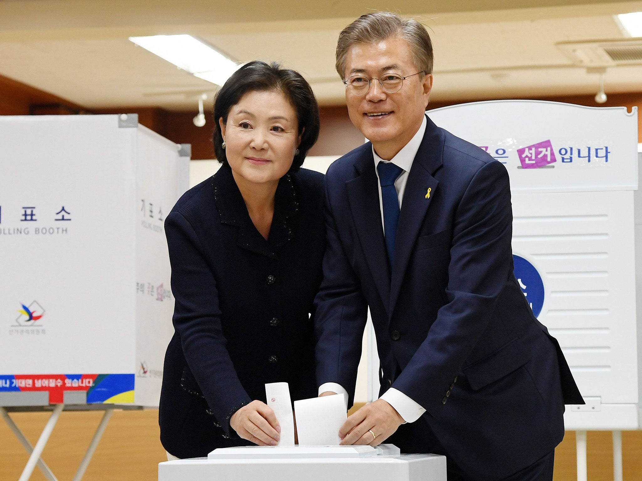 Presidential candidate Moon Jae-in (R) and his wife Kim Jeong-suk cast their ballots at a polling site in Seoul