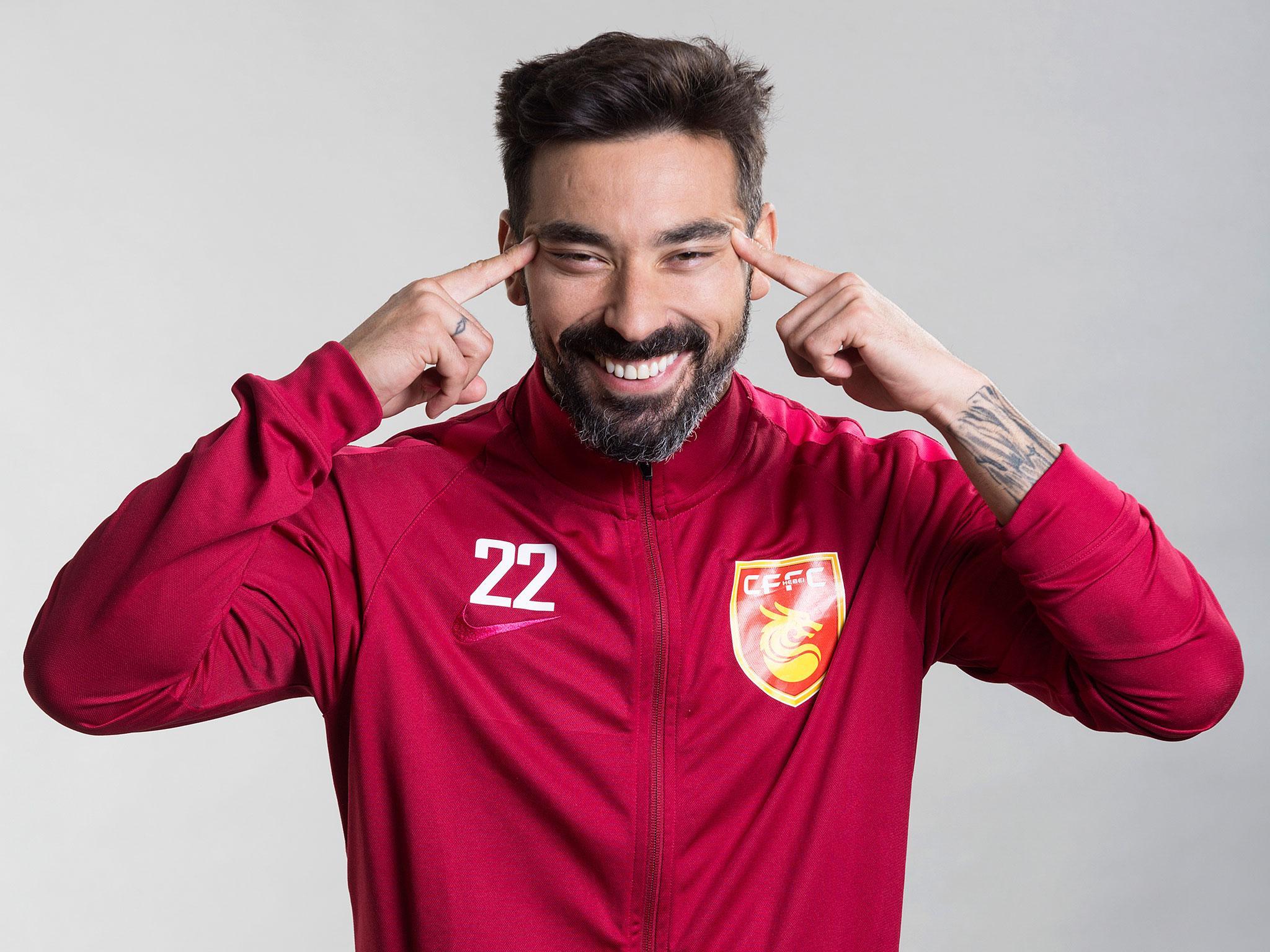 Ezequiel Lavezzi has apologised for the photo