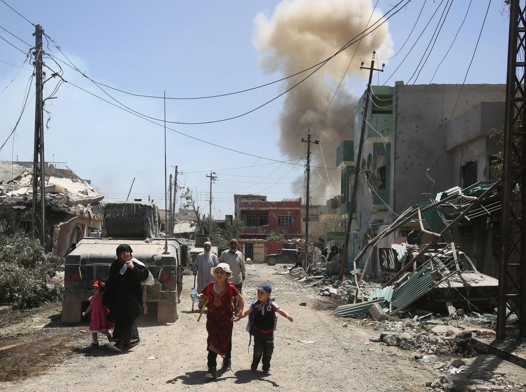 Displaced Iraqis flee their homes in west Mosul as security forces advance during the ongoing offensive