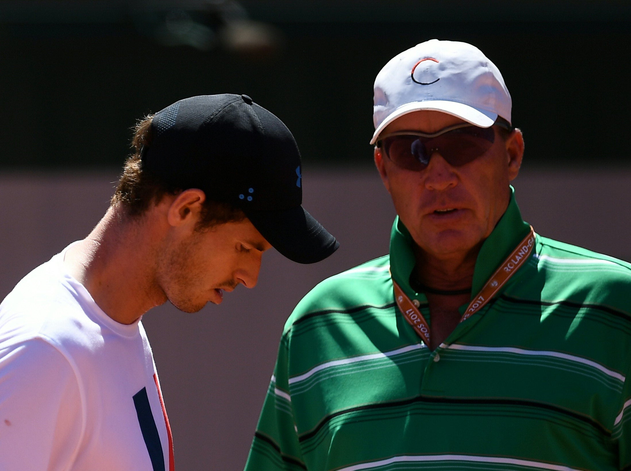 Murray in conversation with his coach, Ivan Lendl