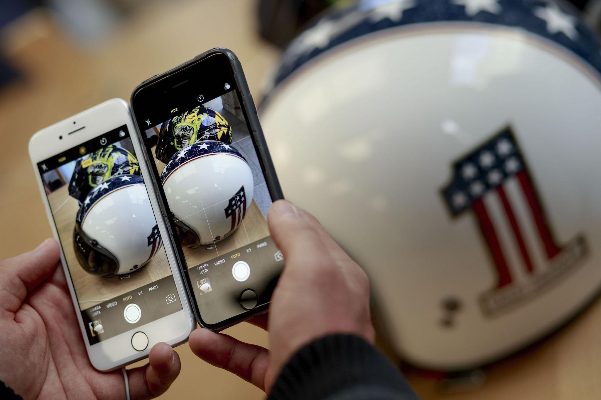 A customer compares pictures taken with an Iphone 6 (R) and the new Iphone 7 (L) at Puerta del Sol Apple Store the day the company launches their Iphone 7 and 7 Plus on September 16, 2016 in Madrid, Spain