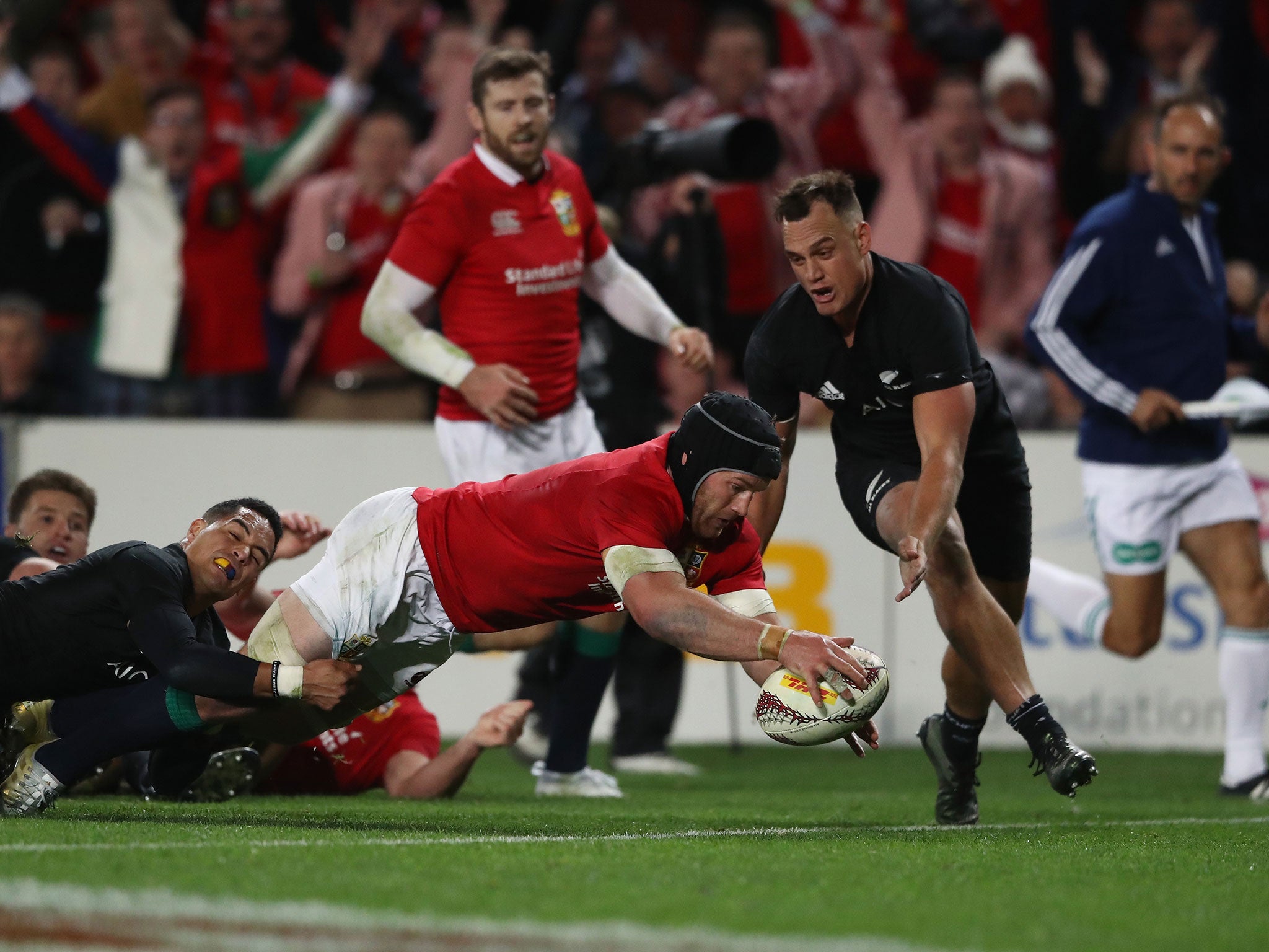 Sean O’Brien crashes over for the Lions