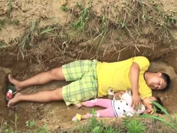 Zhang Liyong with his two-year-old daughter Xinlei in the 'grave'