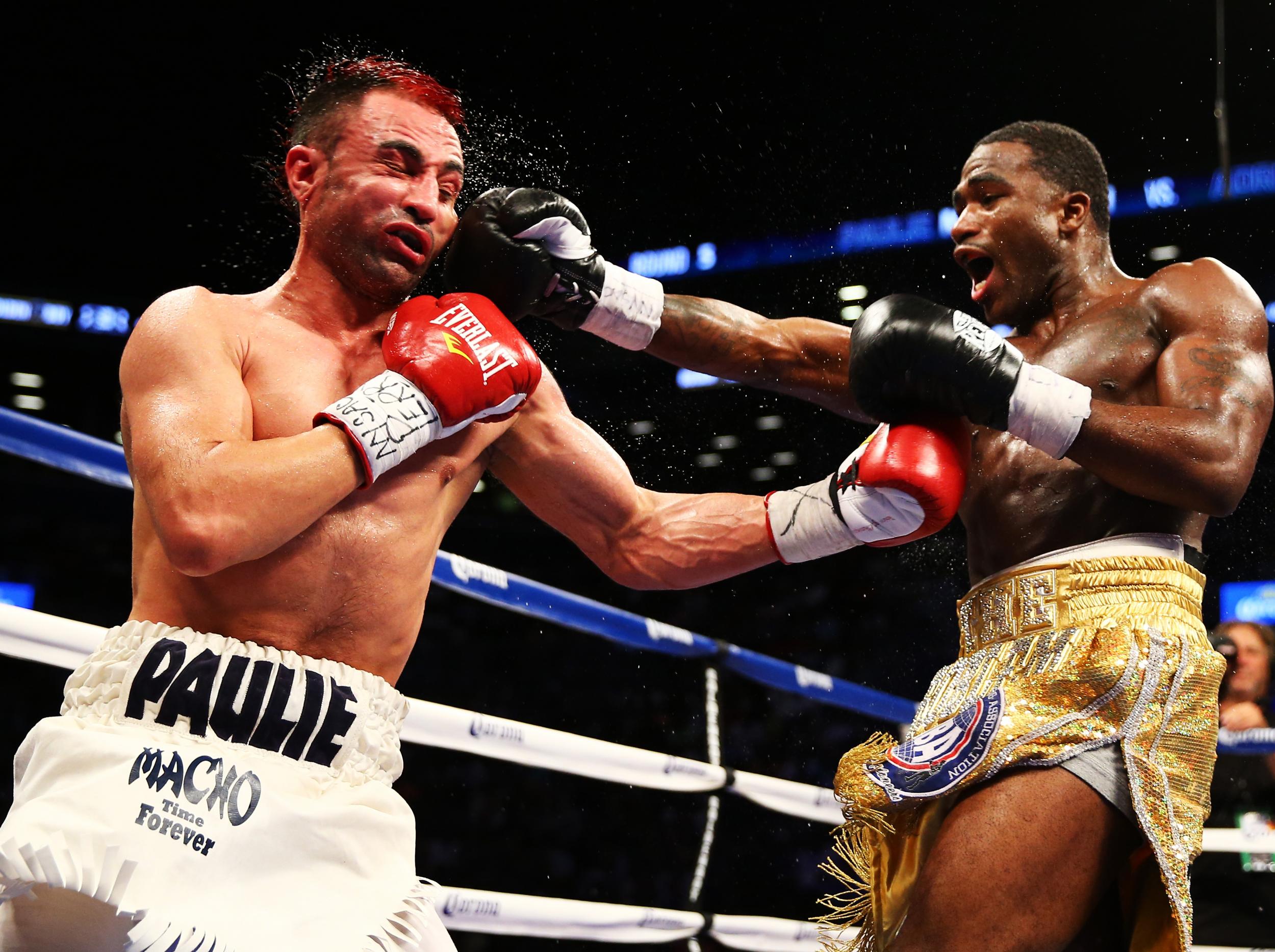 Malignaggi in action against Adrien Broner, in 2013