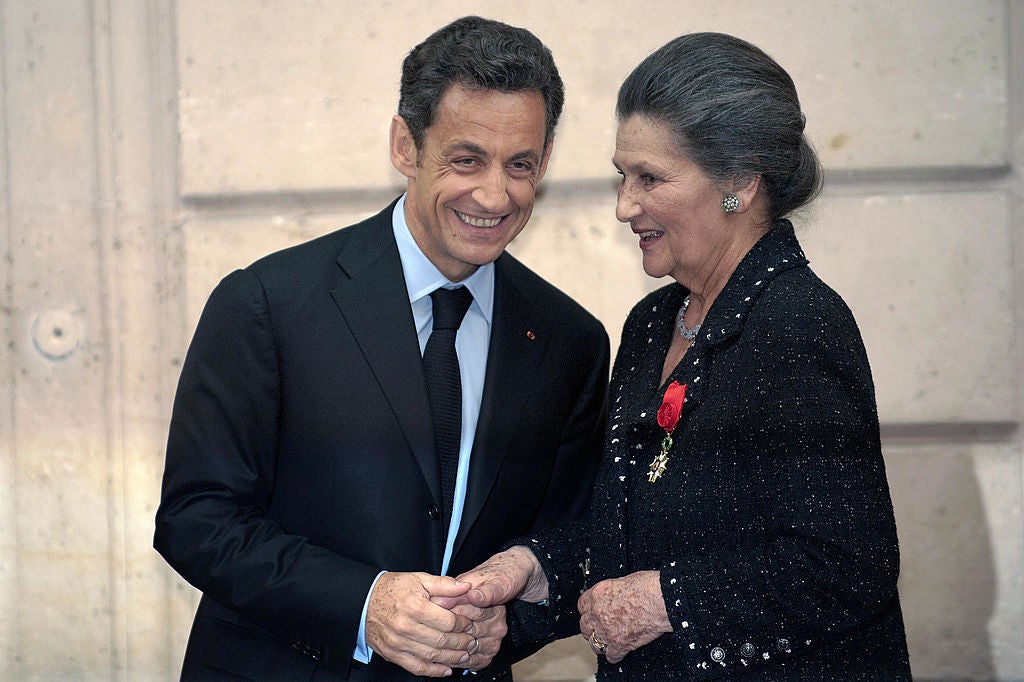 French President Nicolas Sarkozy (L) shakes hands with French former minister and European Parliament President Simone Veil after she was awarded with the Grand Officier of the Legion d'Honneur during a ceremony at the Elysee Presidential Palace in Paris in 2009