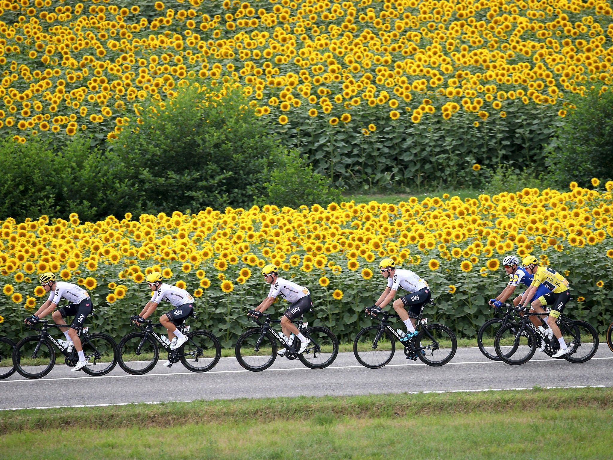 Chris Froome (in yellow) remains top of the general classification