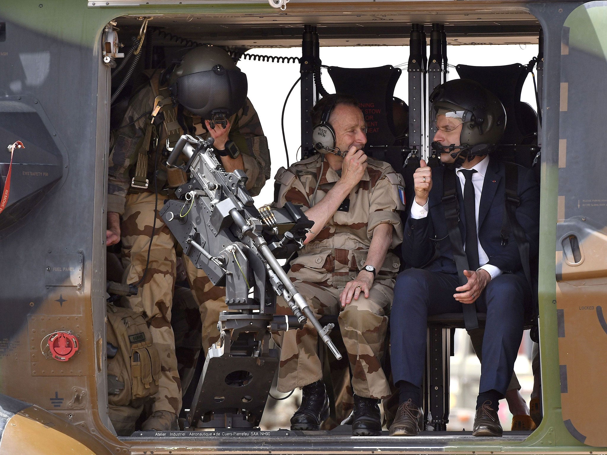 Emmanuel Macron (R) talking with Chief of Staff Gen Pierre de Villiers (C) after flying over Gao during a visit to Gao, northern Mali, on 19 May 2017