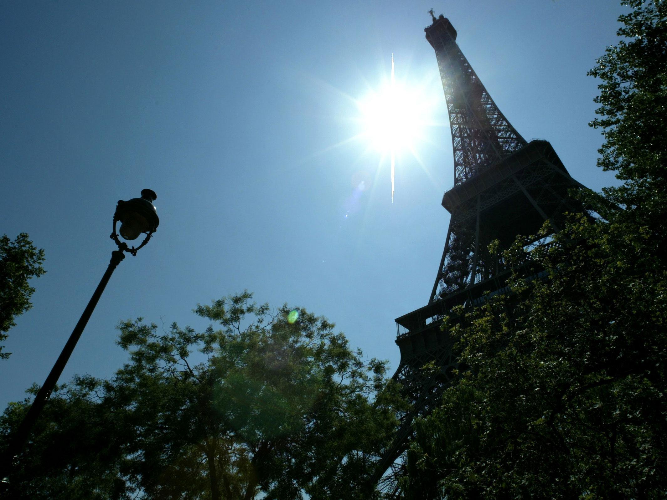 The sun shines over Paris in August 2003