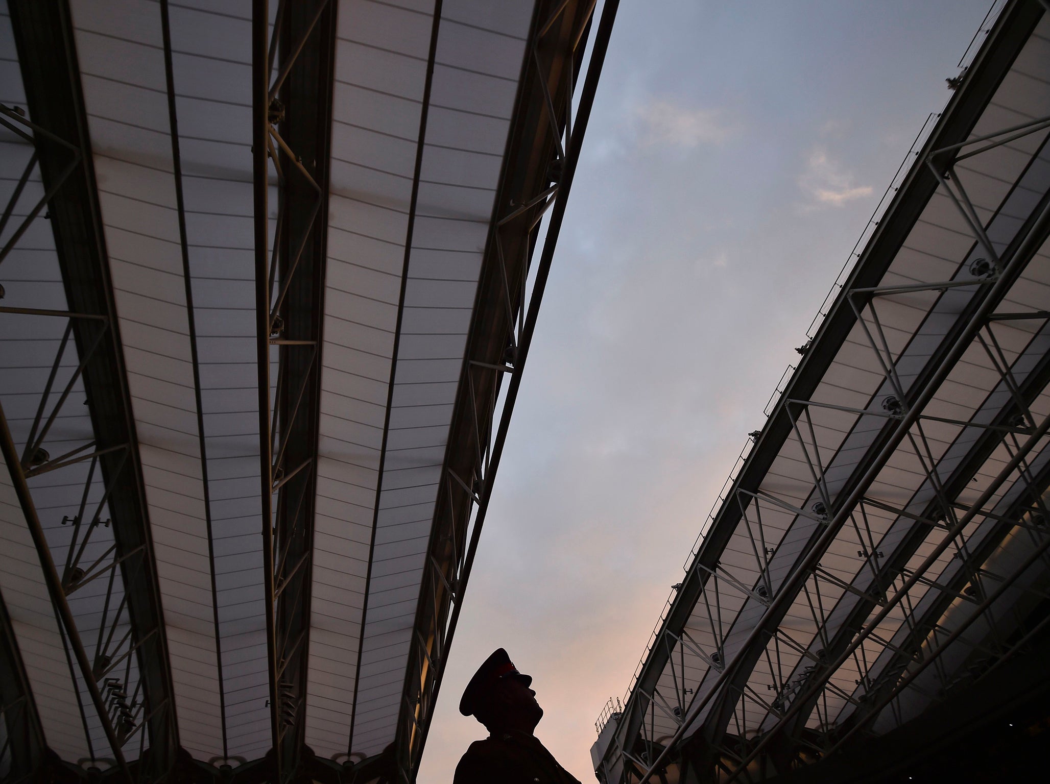 A full retractable roof was added to Centre Court in 2009