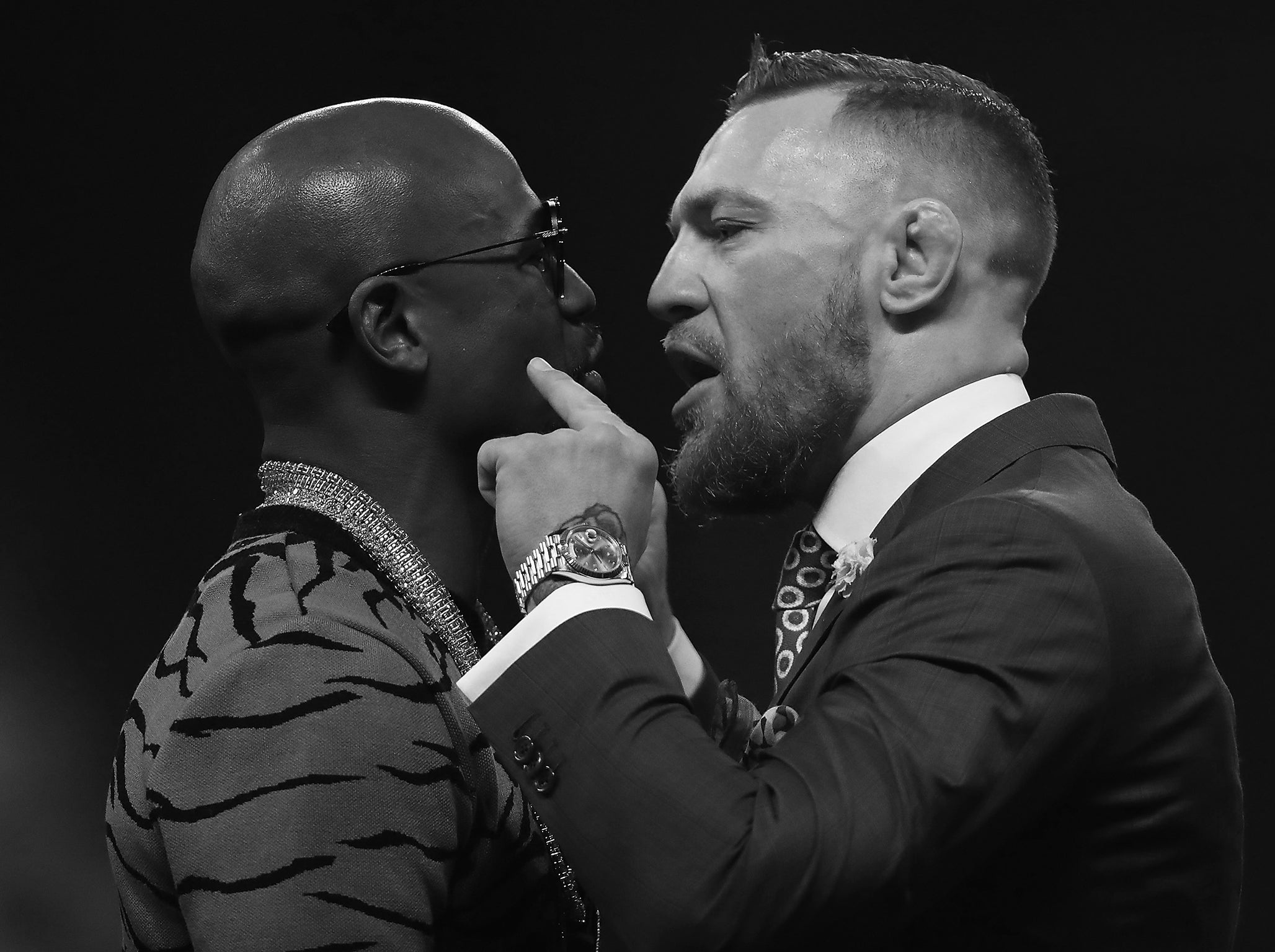 Mayweather and McGregor will fight in 8oz gloves