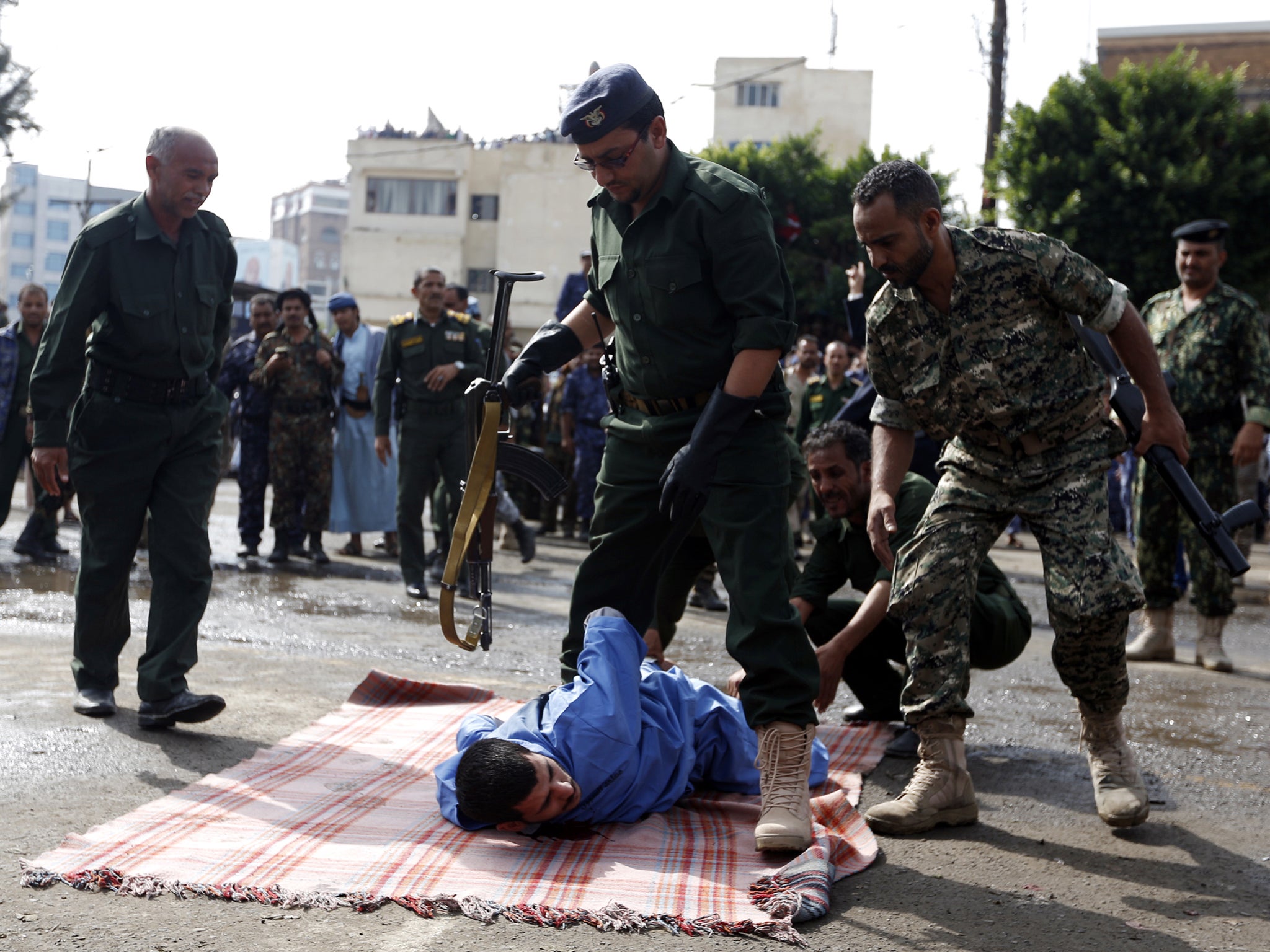 Police prepare to shoot dead Hussein al-Saket in Sanaa's Tahrir Square in public execution