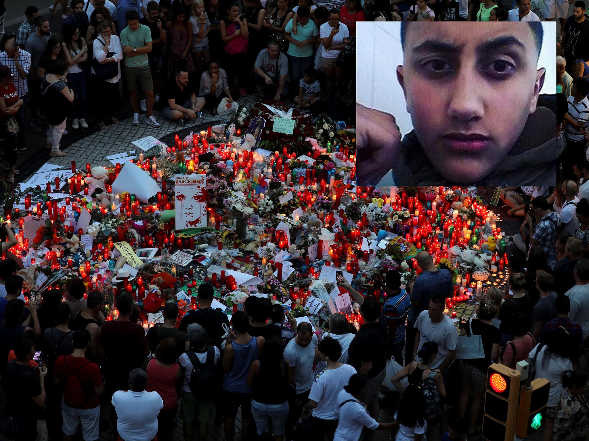 People pay tribute the victims of the Barcelona attack.