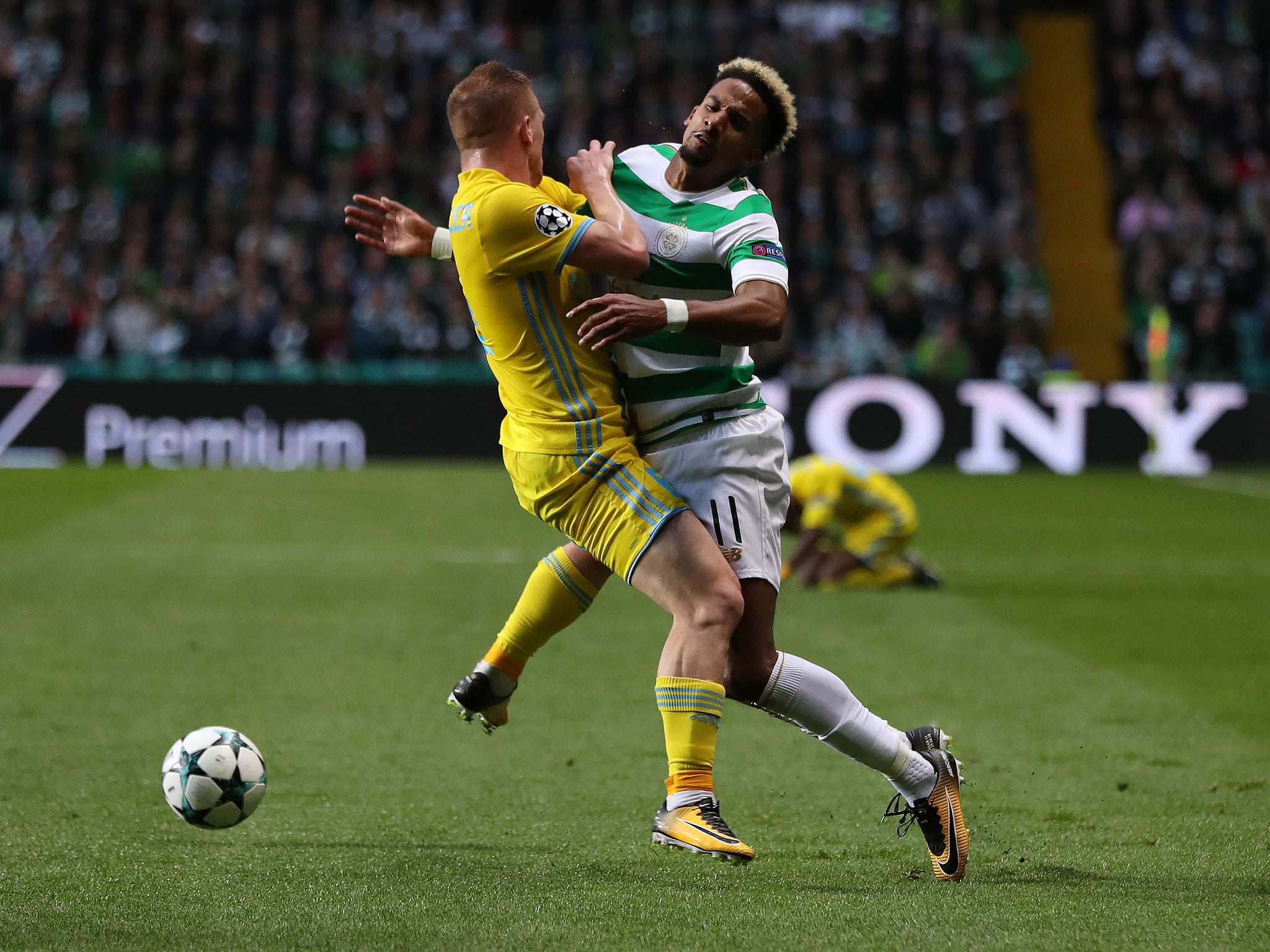 Scott Sinclair of Celtic vies with Laszlo Kleinheisler of FC Astana