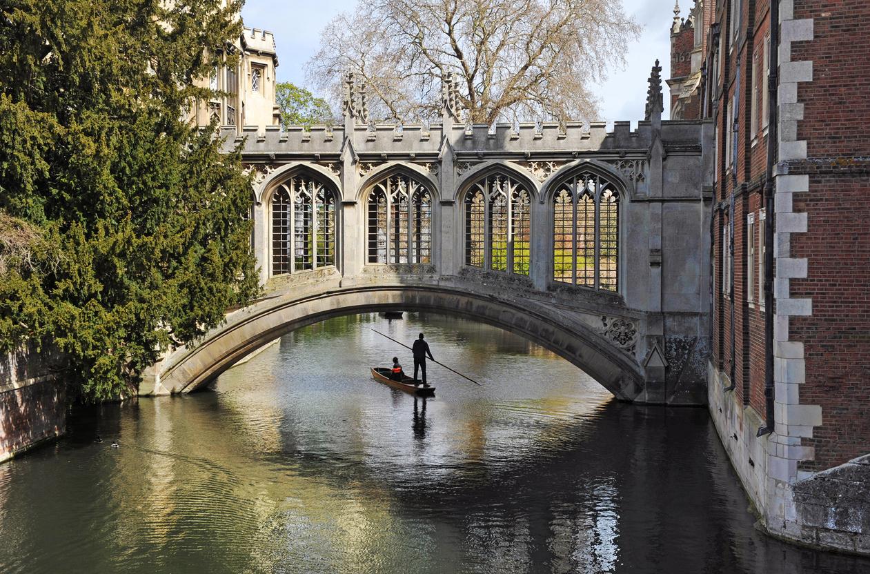 A punt passes beneath The Bridge of Sighs at St John’s College