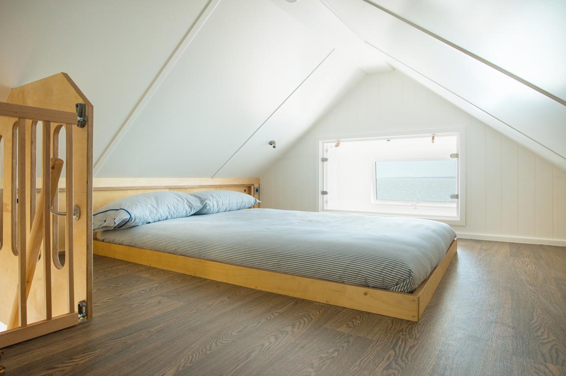 The mezzanine bedroom has a sea view