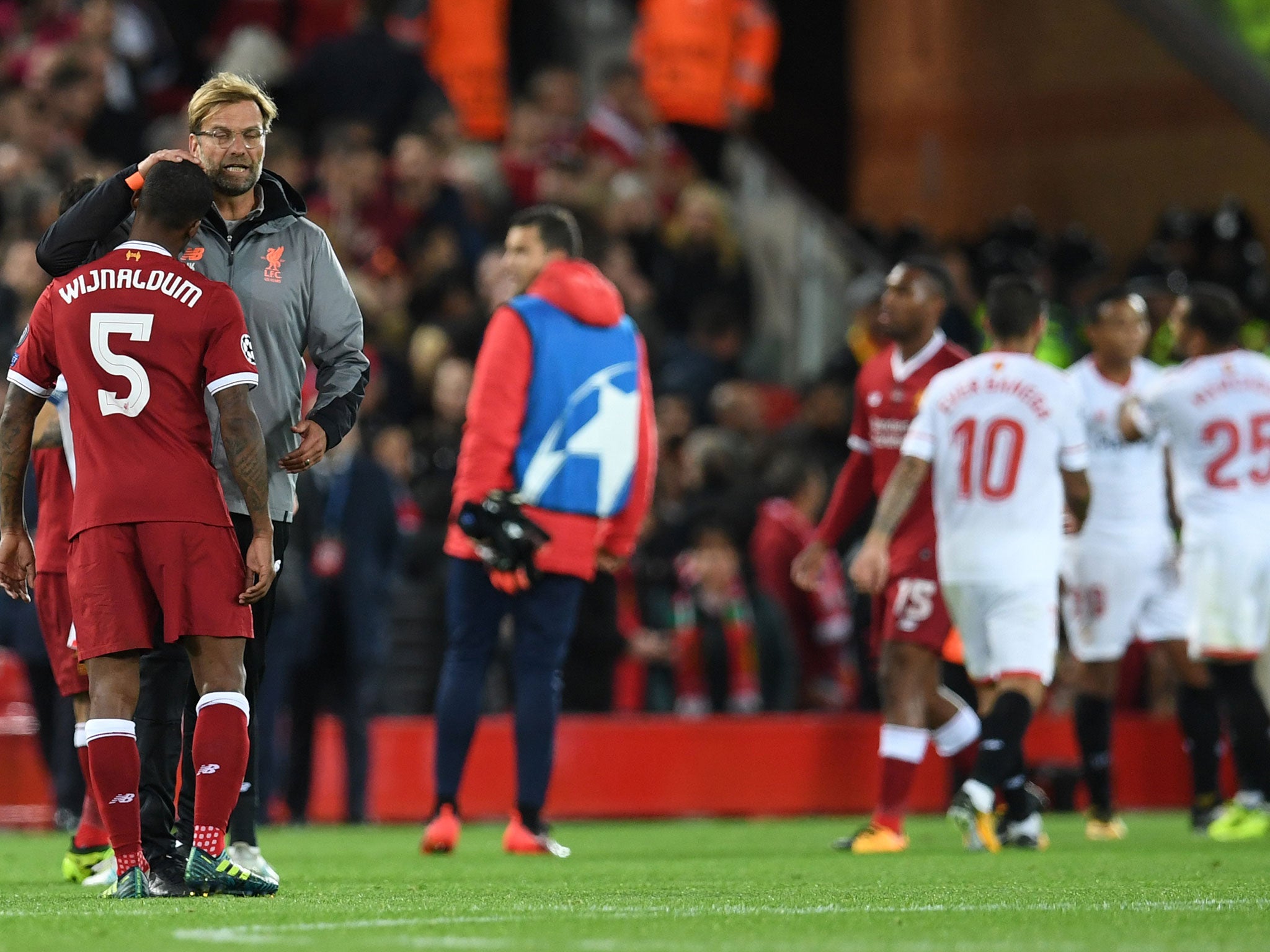 Klopp consoles Wijnaldum after Liverpool's 2-2 draw