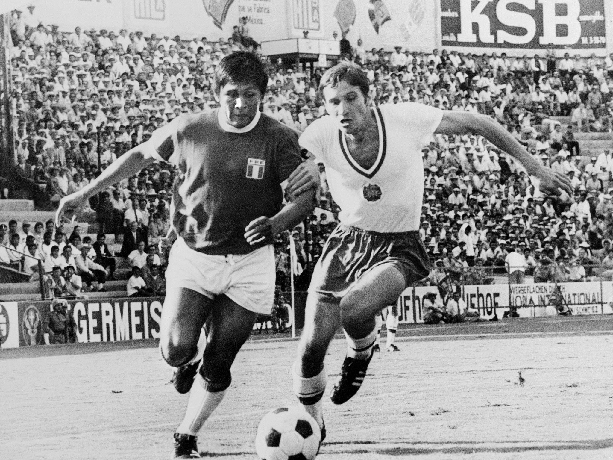 Peruvian forward Hugo Sotil fights for the ball with Bulgarian defender Ivan Davidov at the 1970 World Cup