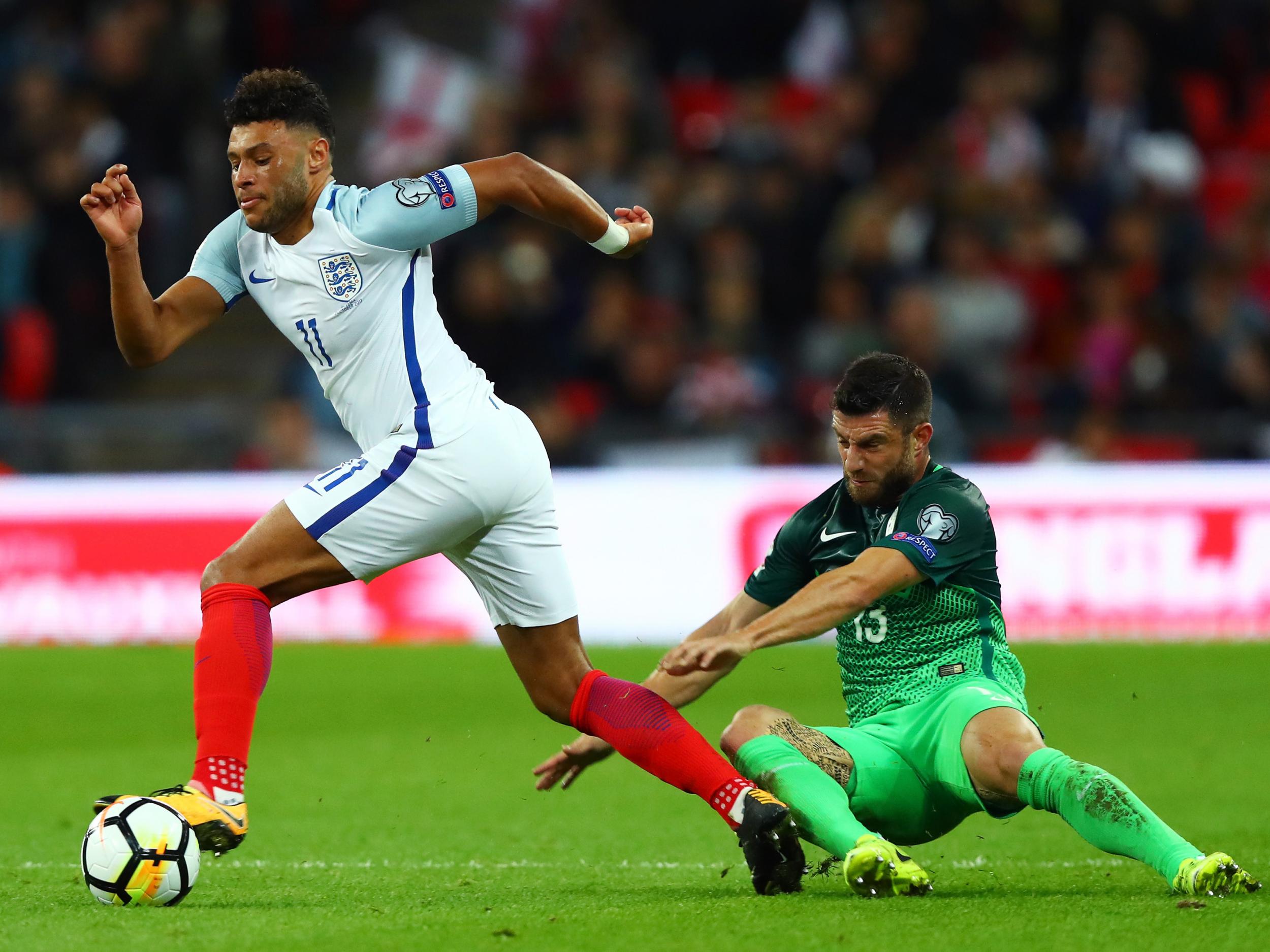 Alex Oxlade-Chamberlain evades the tackle of Bojan Jokic