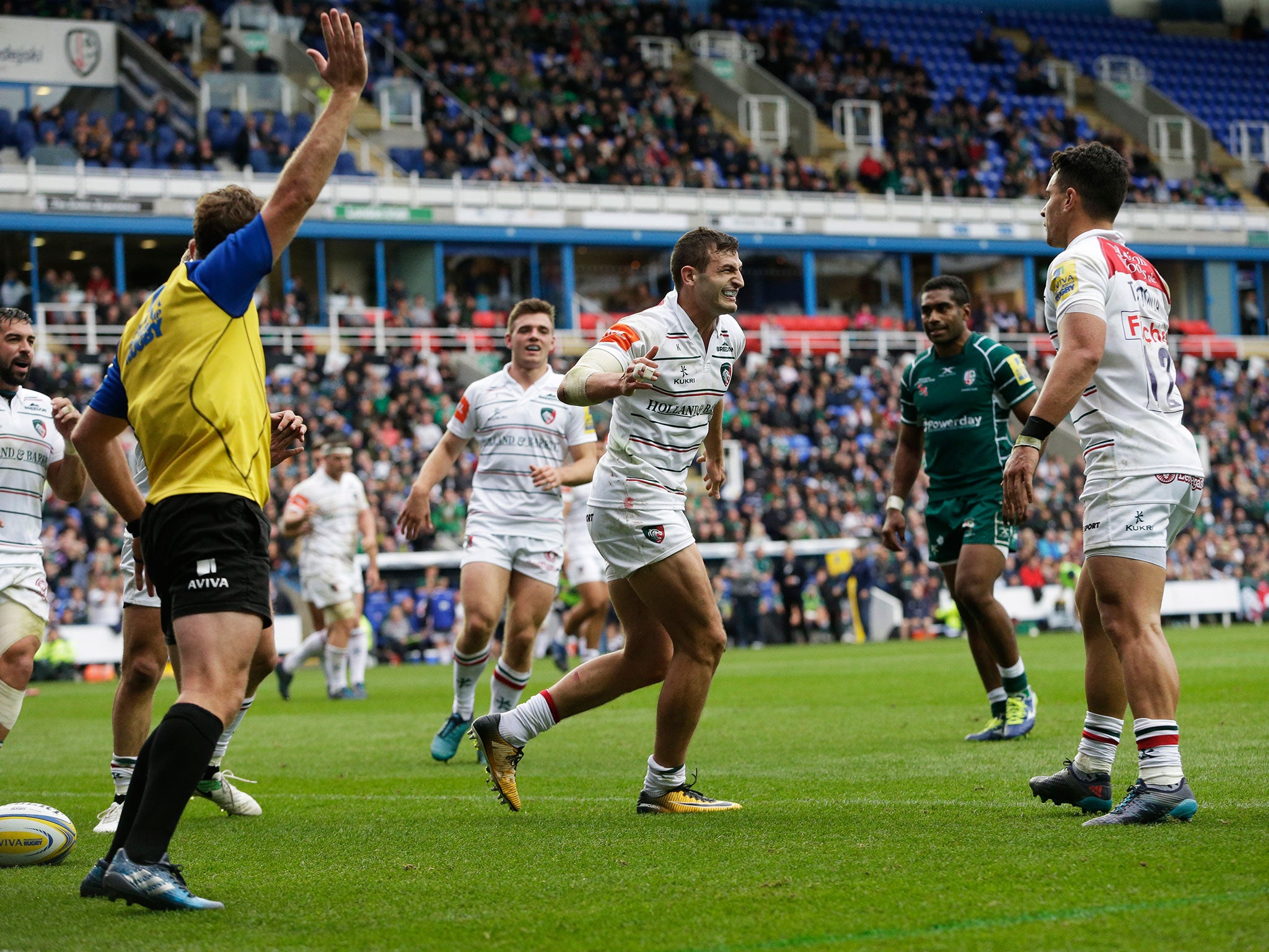 Jonny May celebrates after scoring Leicester's third try