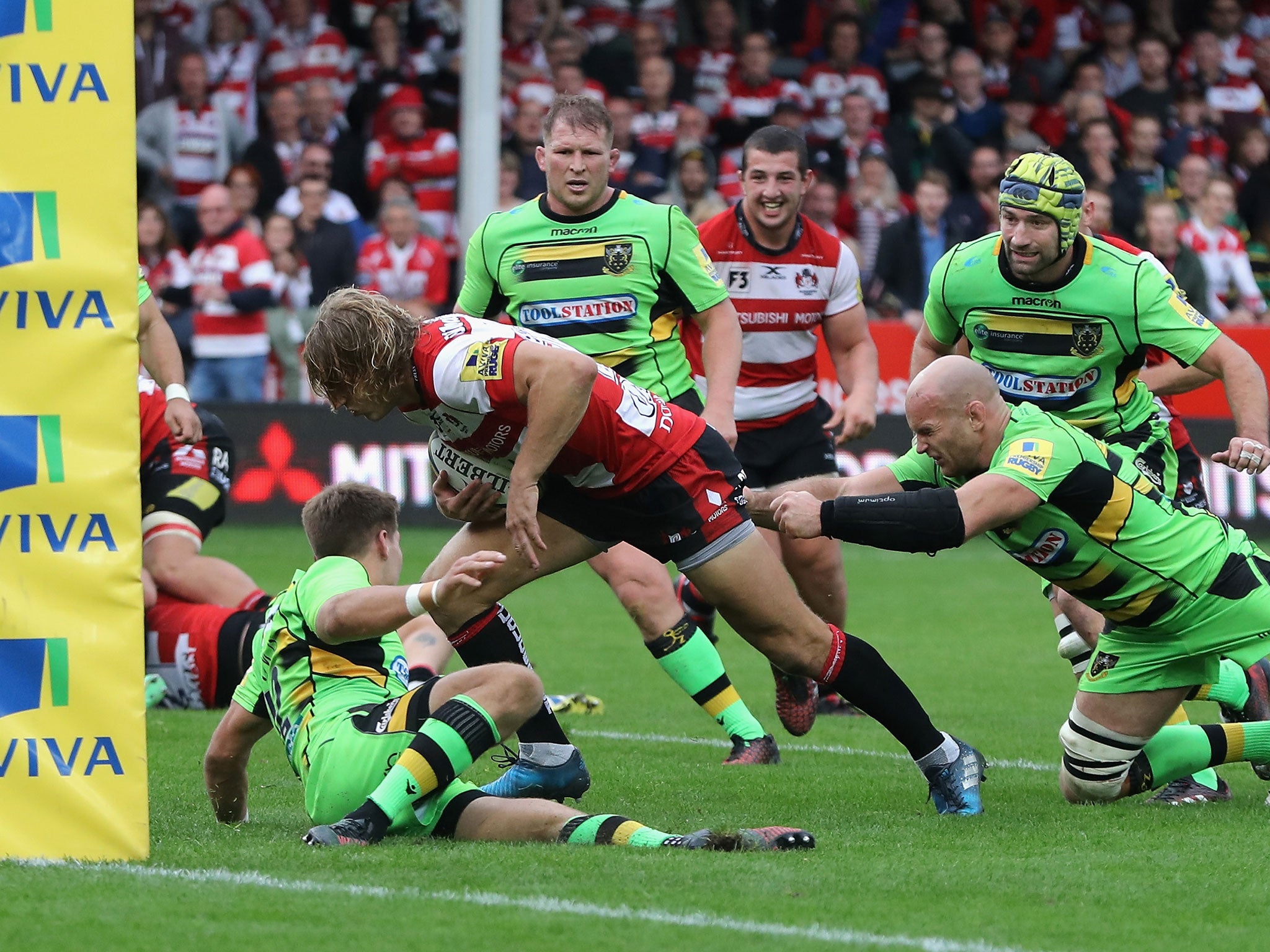 Billy Twelvetrees breaks away from Sam Dickinson to score for Gloucester