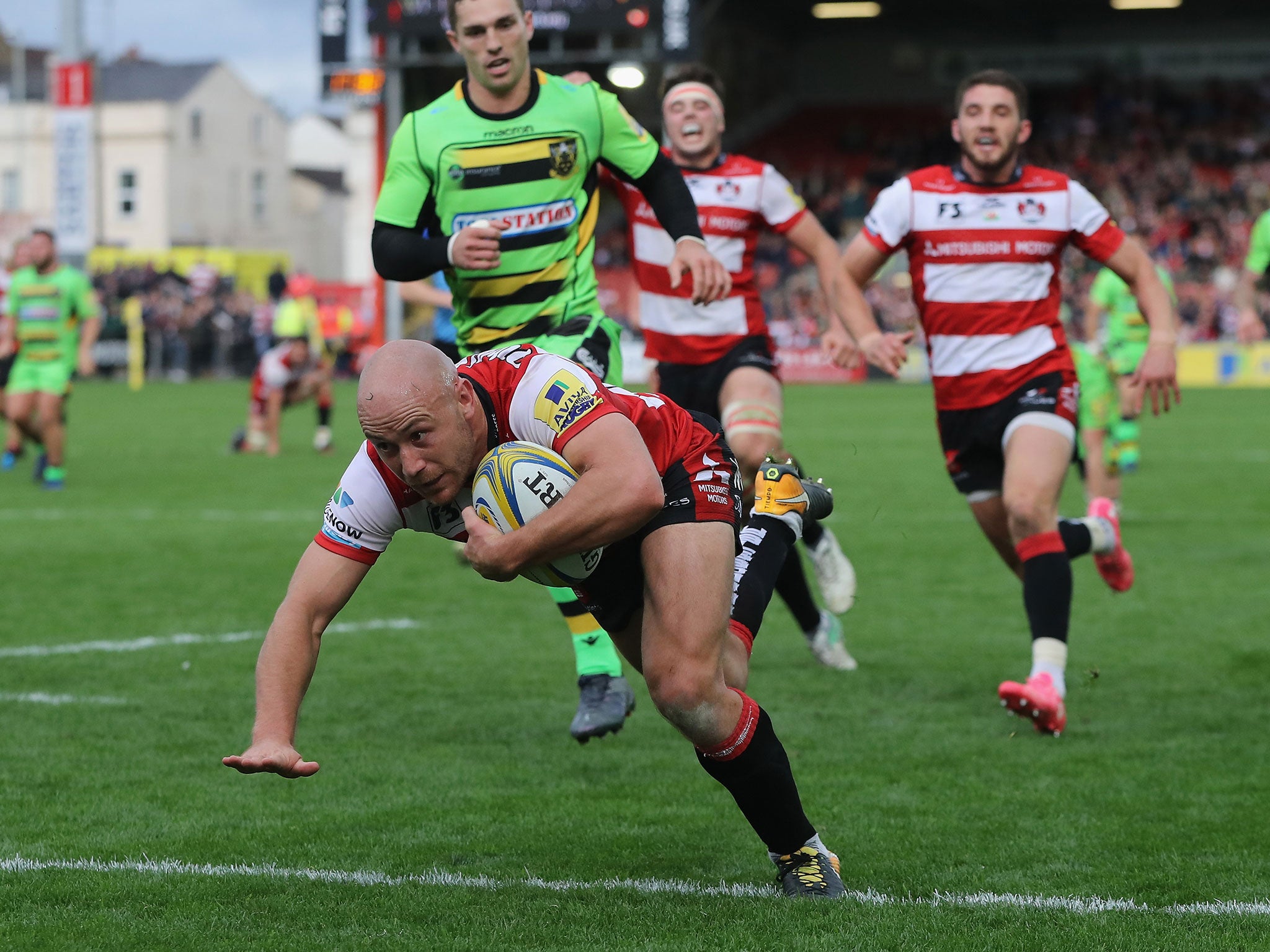 Willi Heinz dives over to score Gloucester's fifth