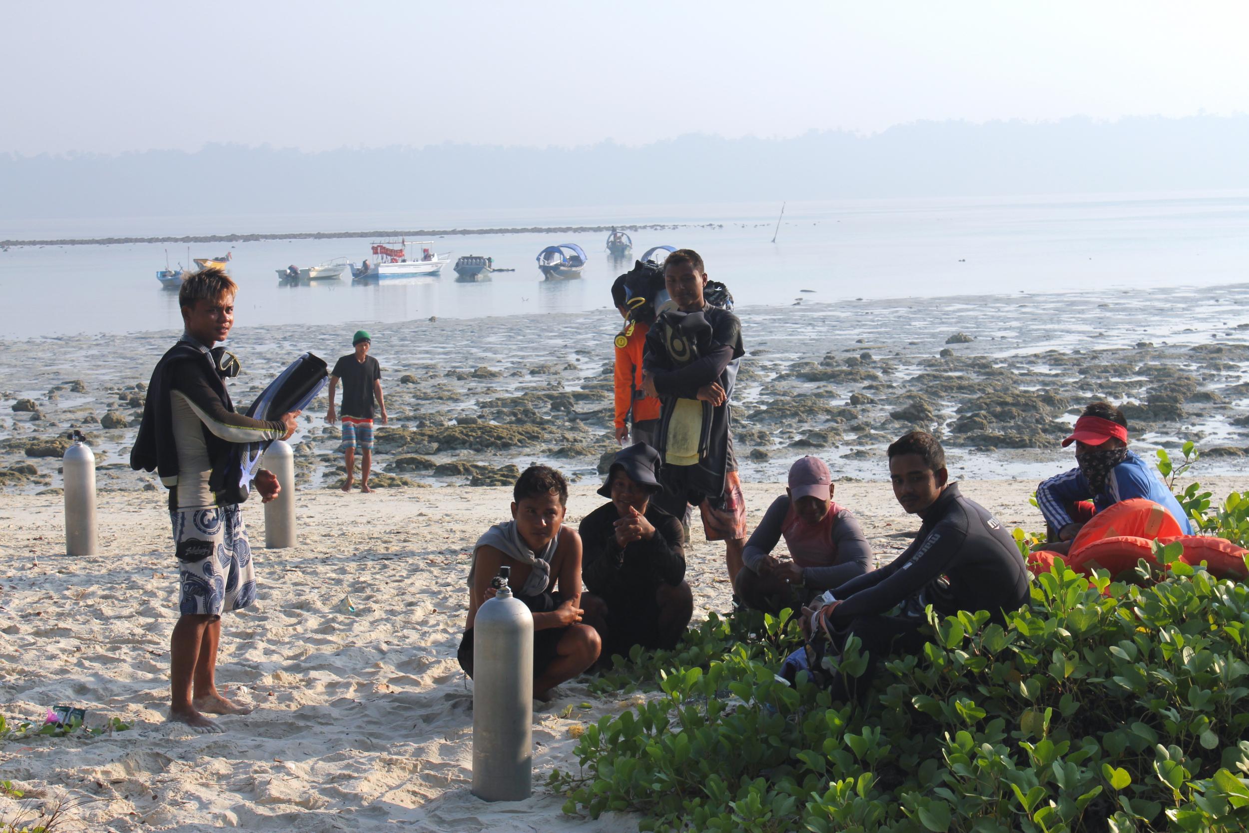 The brothers prepare to go into the deep blue sea