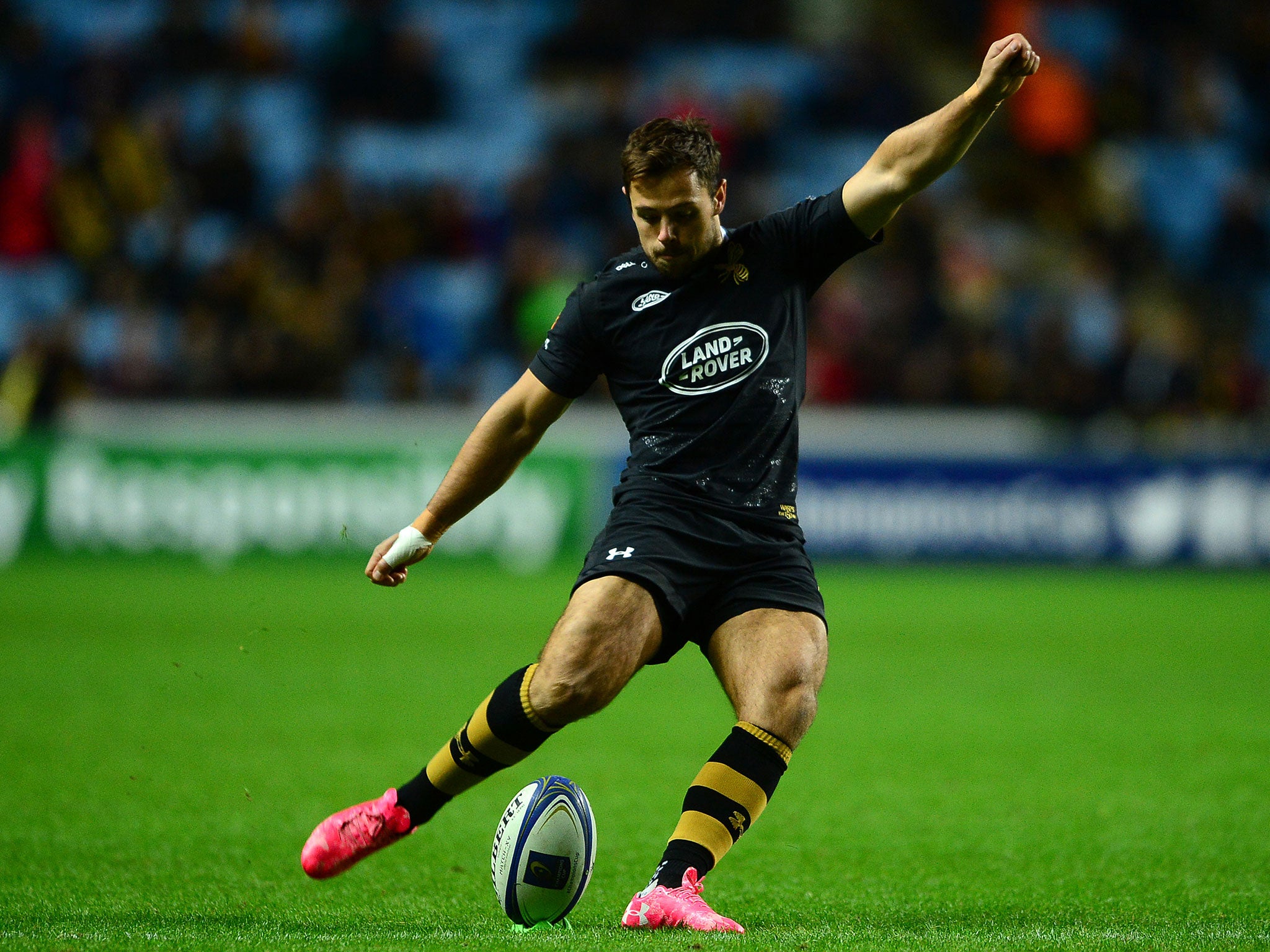 Rob Miller kicks a penalty for Wasps