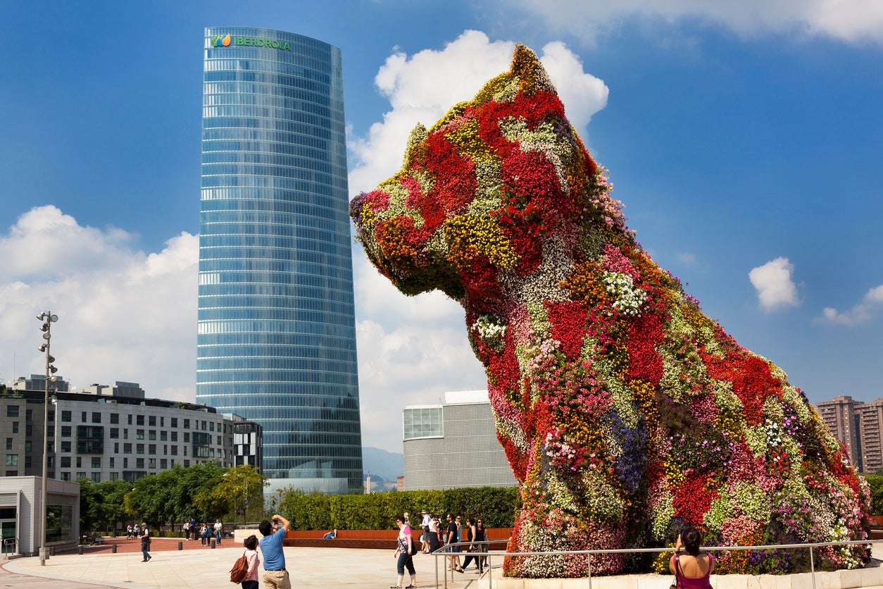 Koons‘ giant topiary dog sits outside the Guggenheim in New York (Getty)