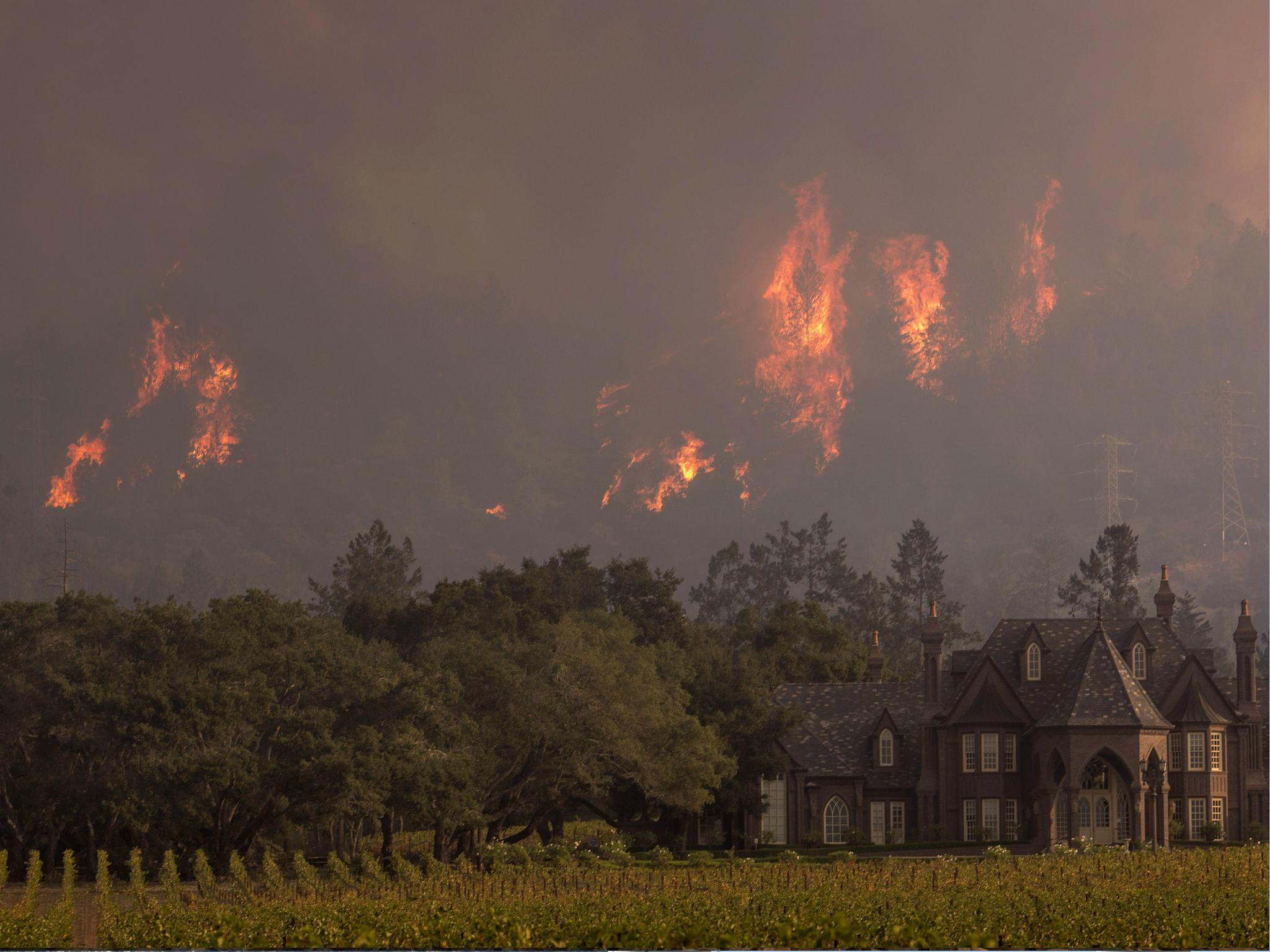 Los bomberos comentaron que el fuego se expandió en un 35% de sábado a domingo