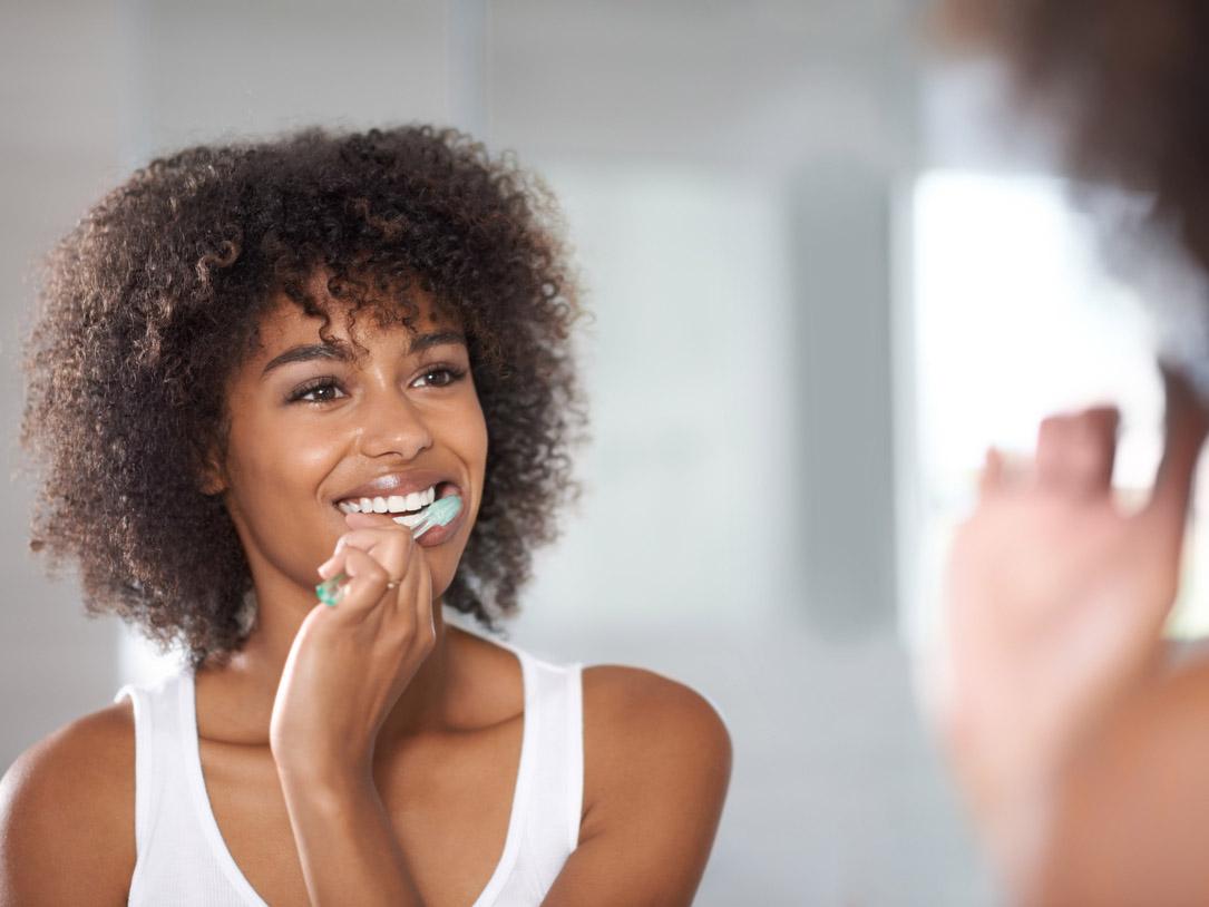 Dentist reccomends applying toothpaste to a dry toothbrush