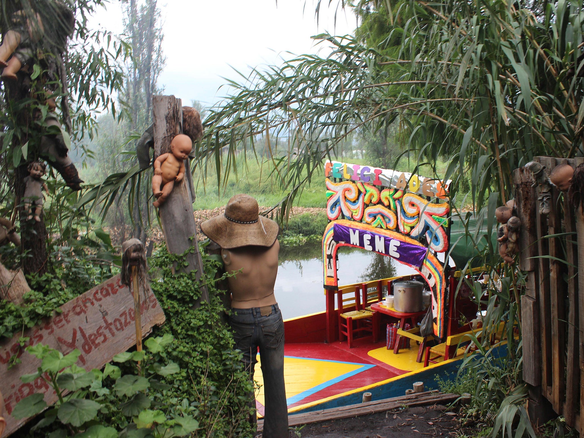 Island of the Dolls looking onto Xochimilco canal (Alamy)