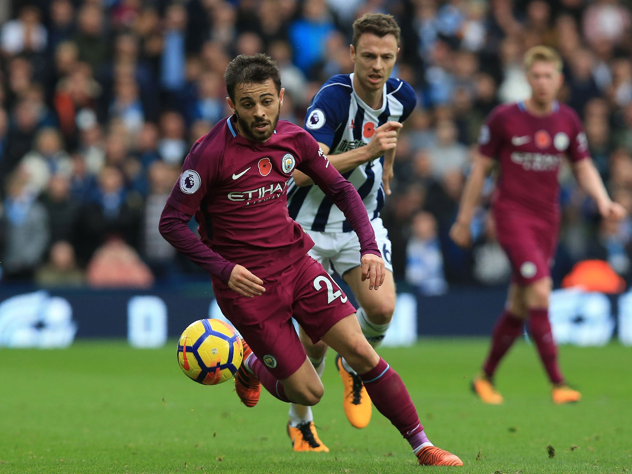 David Silva turns to get away from Jonny Evans