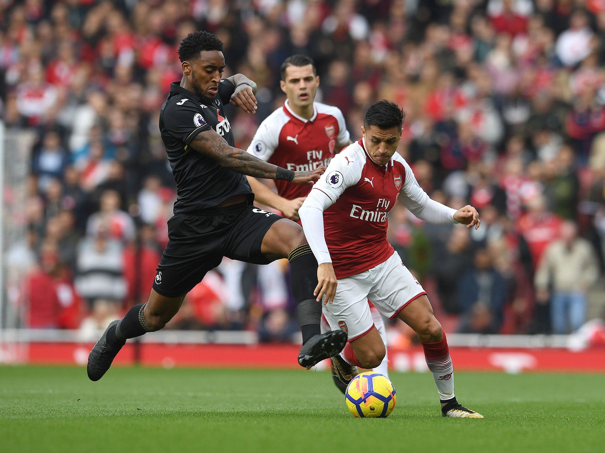 Alexis Sanchez attempts to get away from Leroy Fer