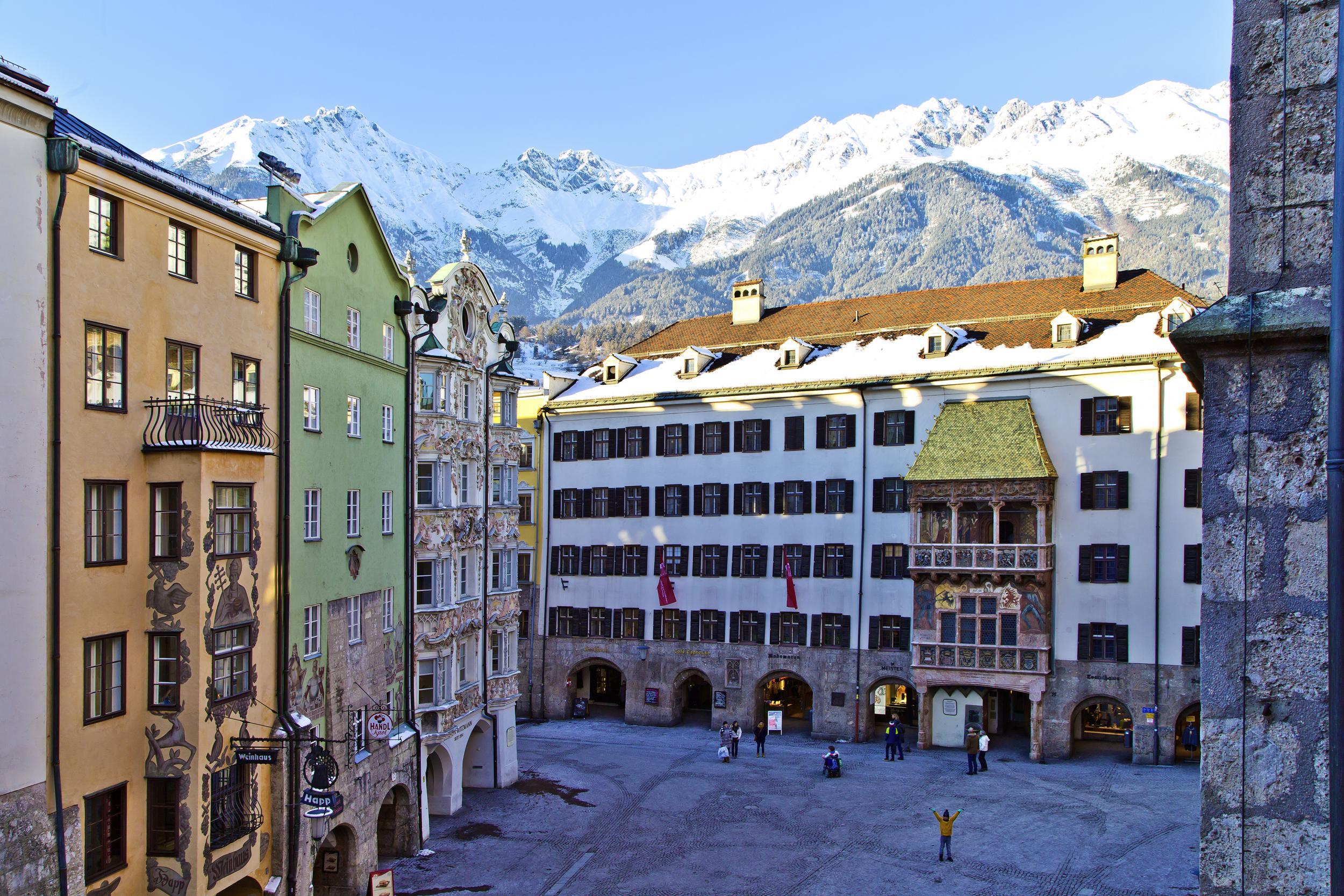 Innsbruck Old Town dwarfed by a backdrop of pistes (Innsbrucktourismus/christoflackner.at)