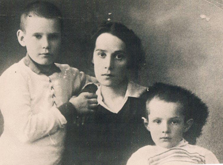 Olga Kerensky in 1916 with sons Oleg (left) and Gleb (right) (Kerensky family)