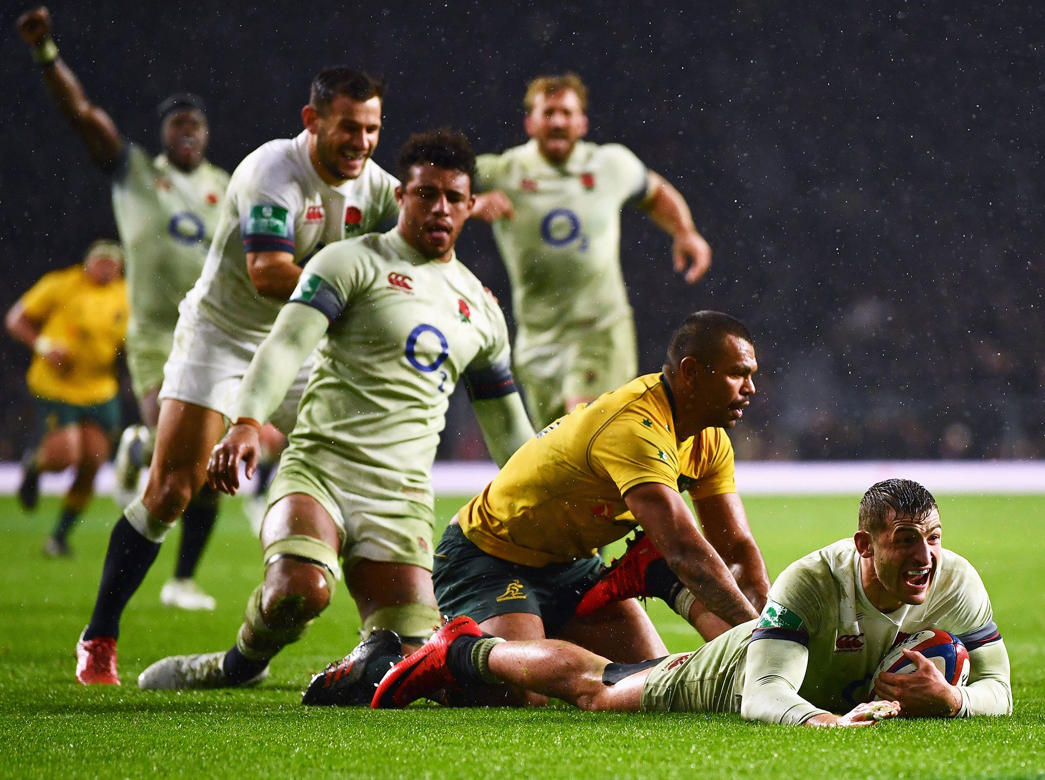 Elliot Daly celebrates his late try