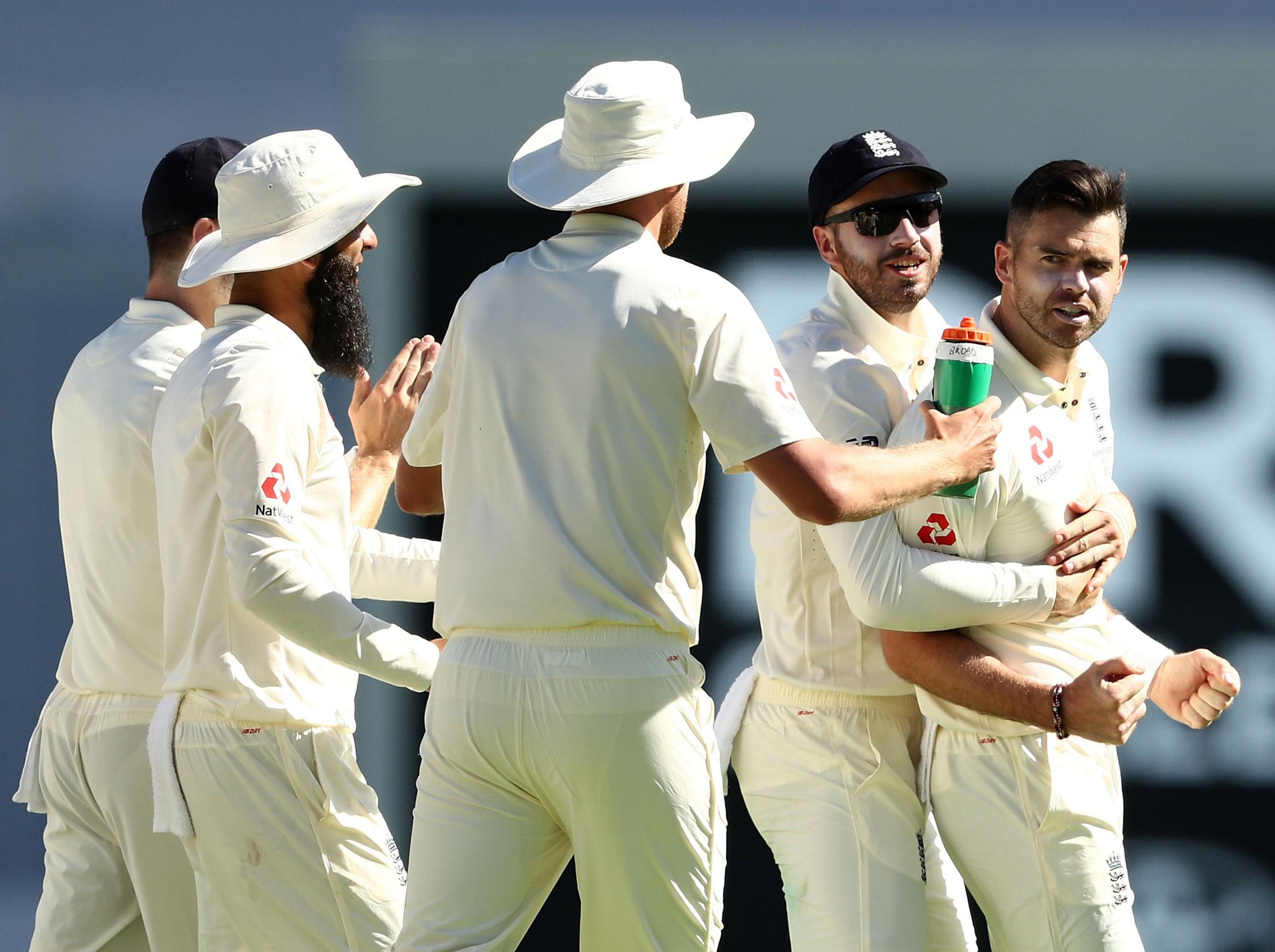 James Anderson dismissed Peter Handscomb