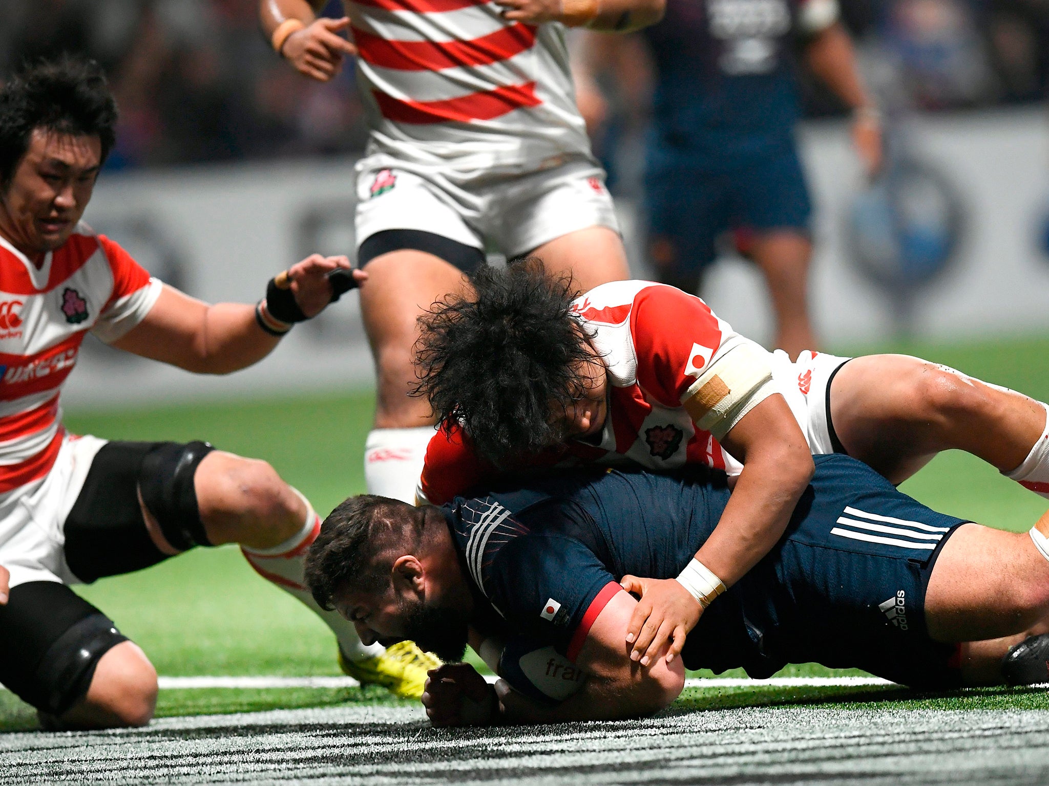 Rabah Slimani scores a try for France