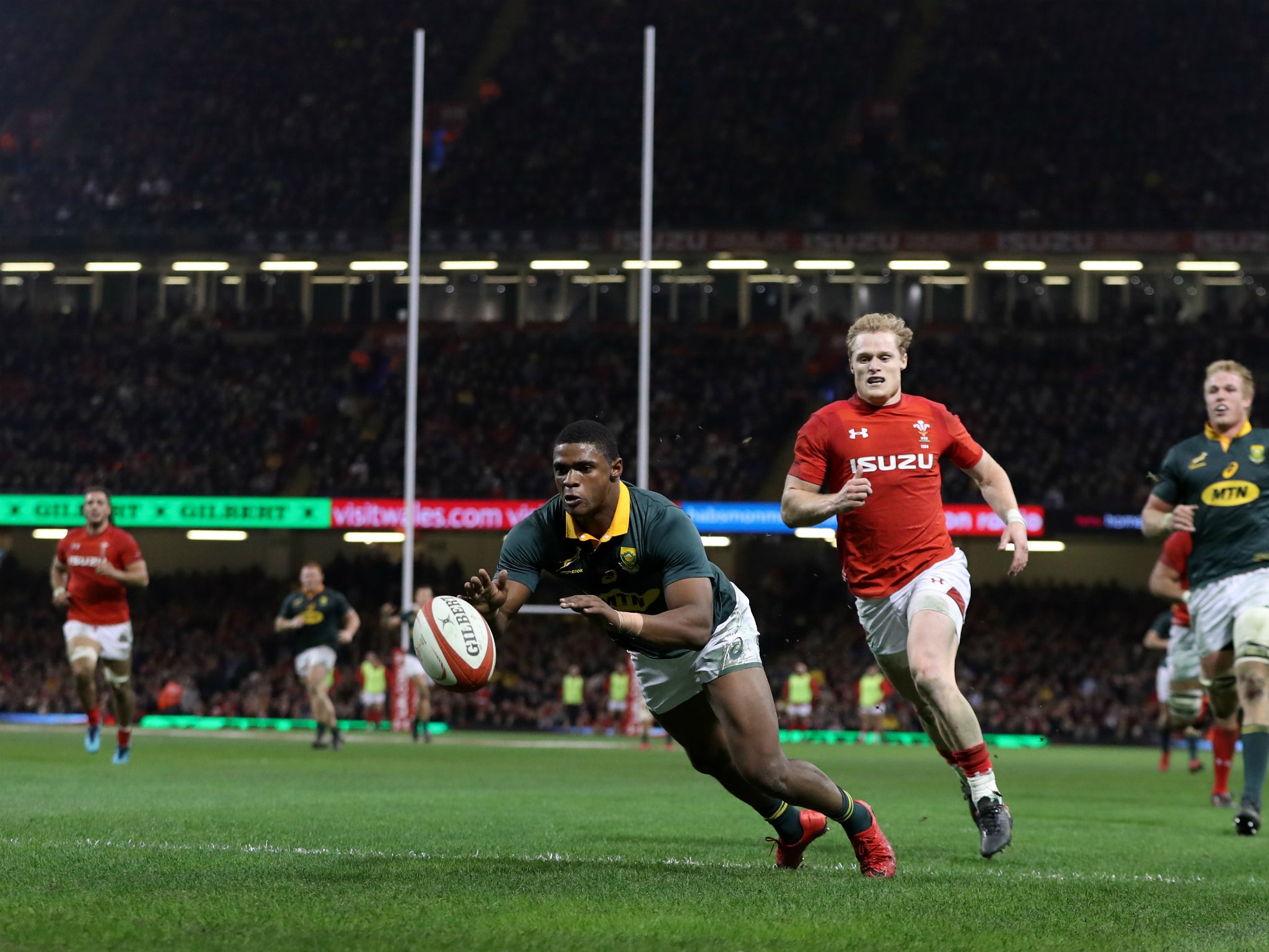 Warrick Gelant dives onto the ball to score just before half-time