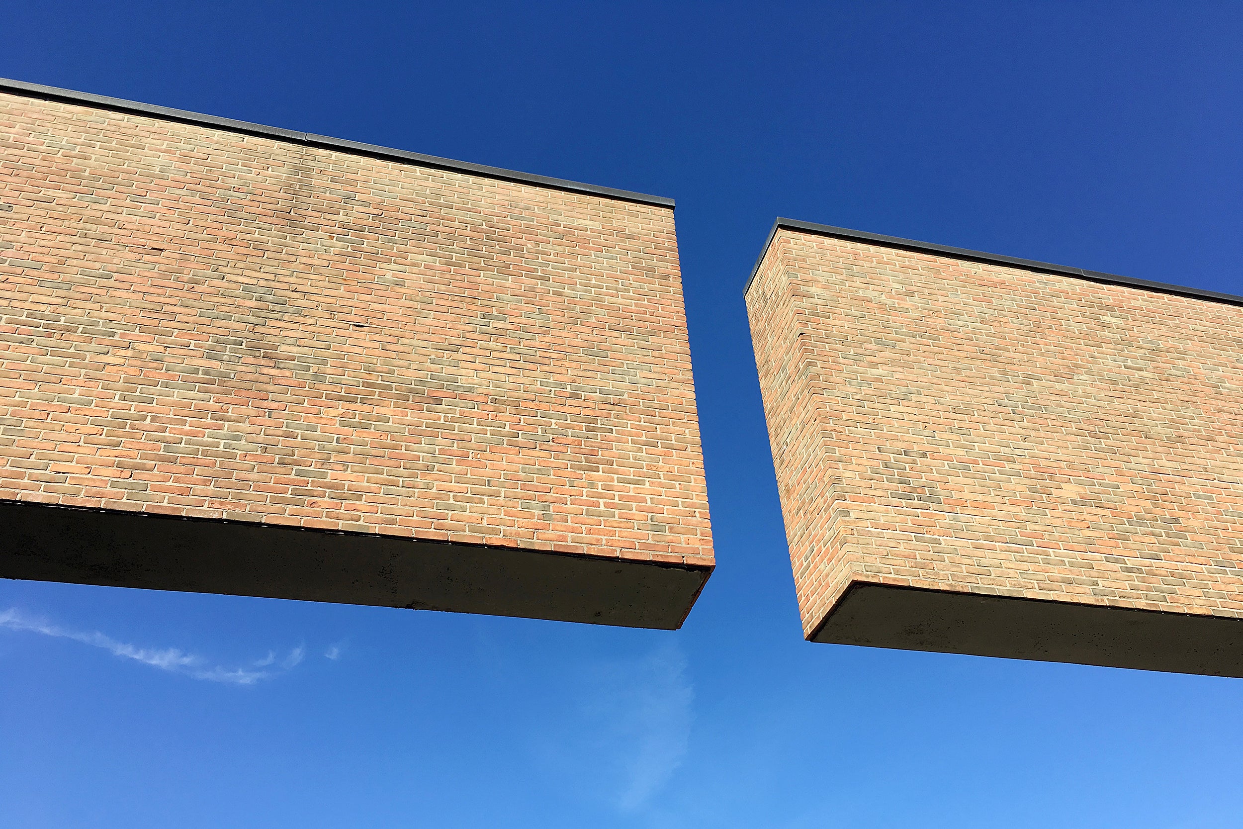 With the unconnected halves of this red-brick arch, the firm of Skidmore, Owings and Merrill put a modernist touch on City Hall in 1981