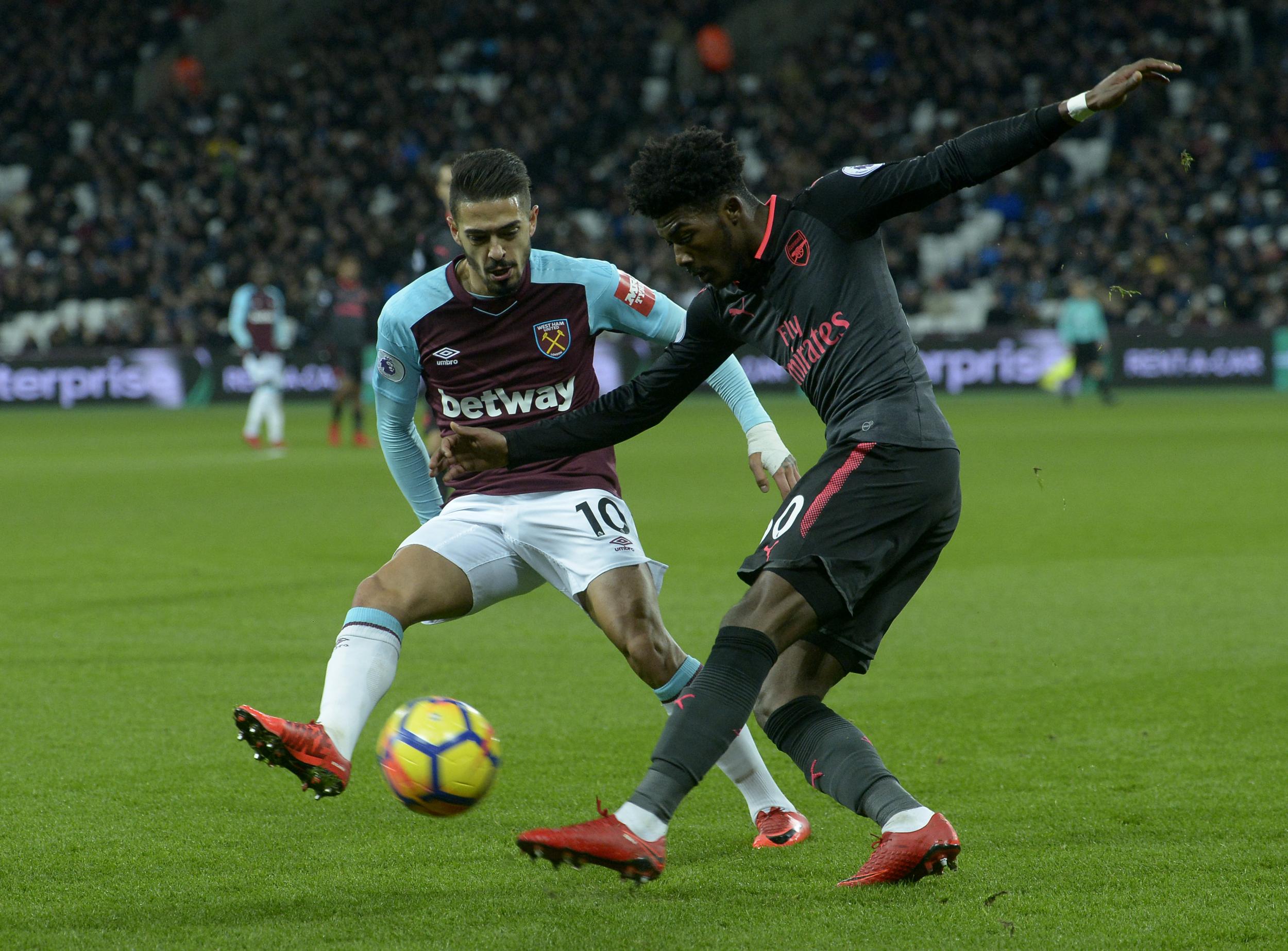 Manuel Lanzini tries to shut down Ainsley Maitland-Niles